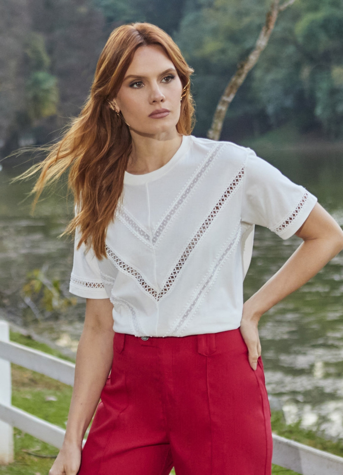 T-shirt Off White Aplicações de Rendas