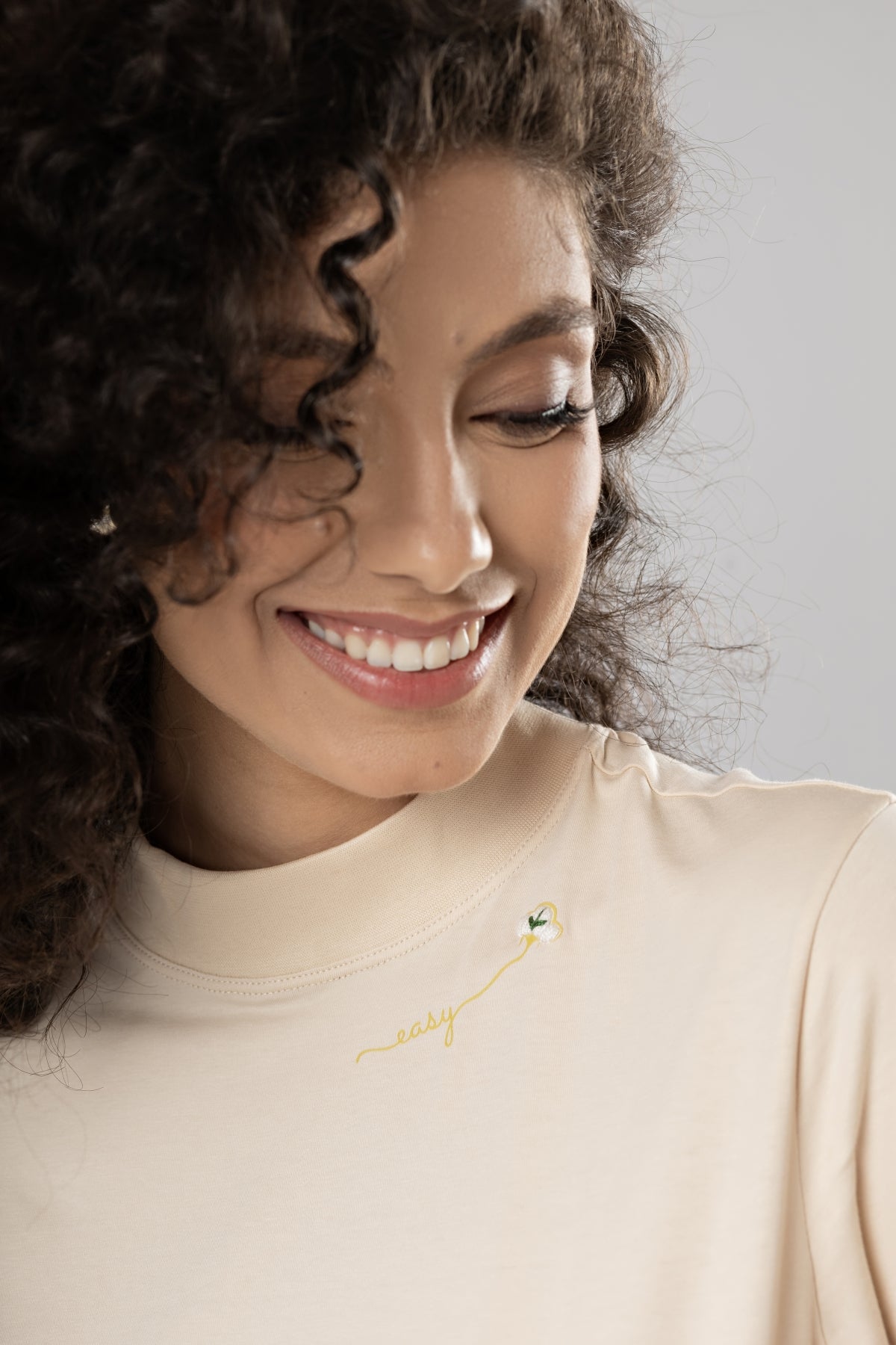 Camiseta Curta Básica Easy Bege Gola Alta Algodão Egípcio