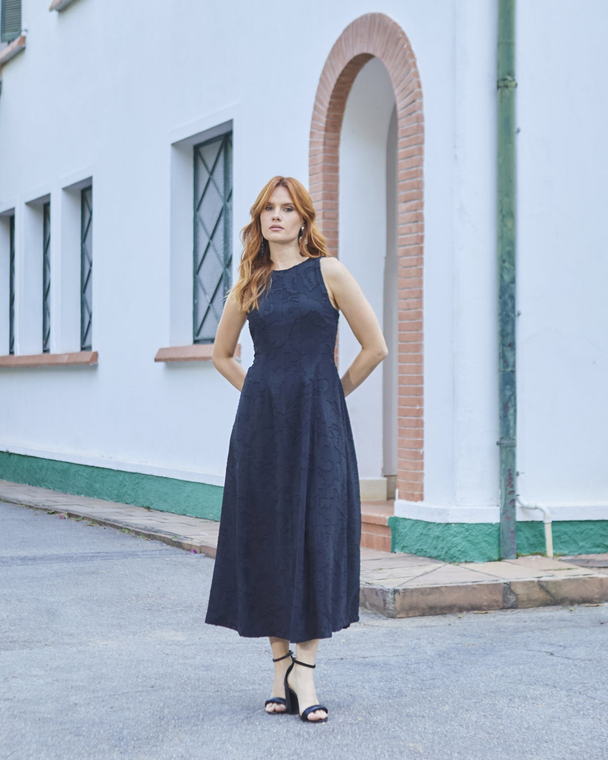 Vestido Mídi Preto Texturizado Decote nas Costas