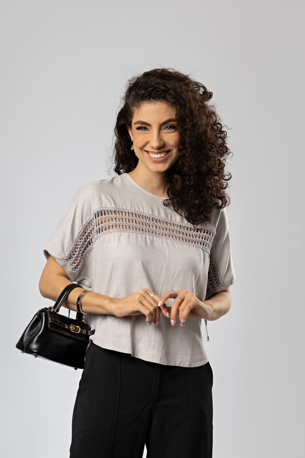 Blusa Cinza Aplicação Crochê de Régua