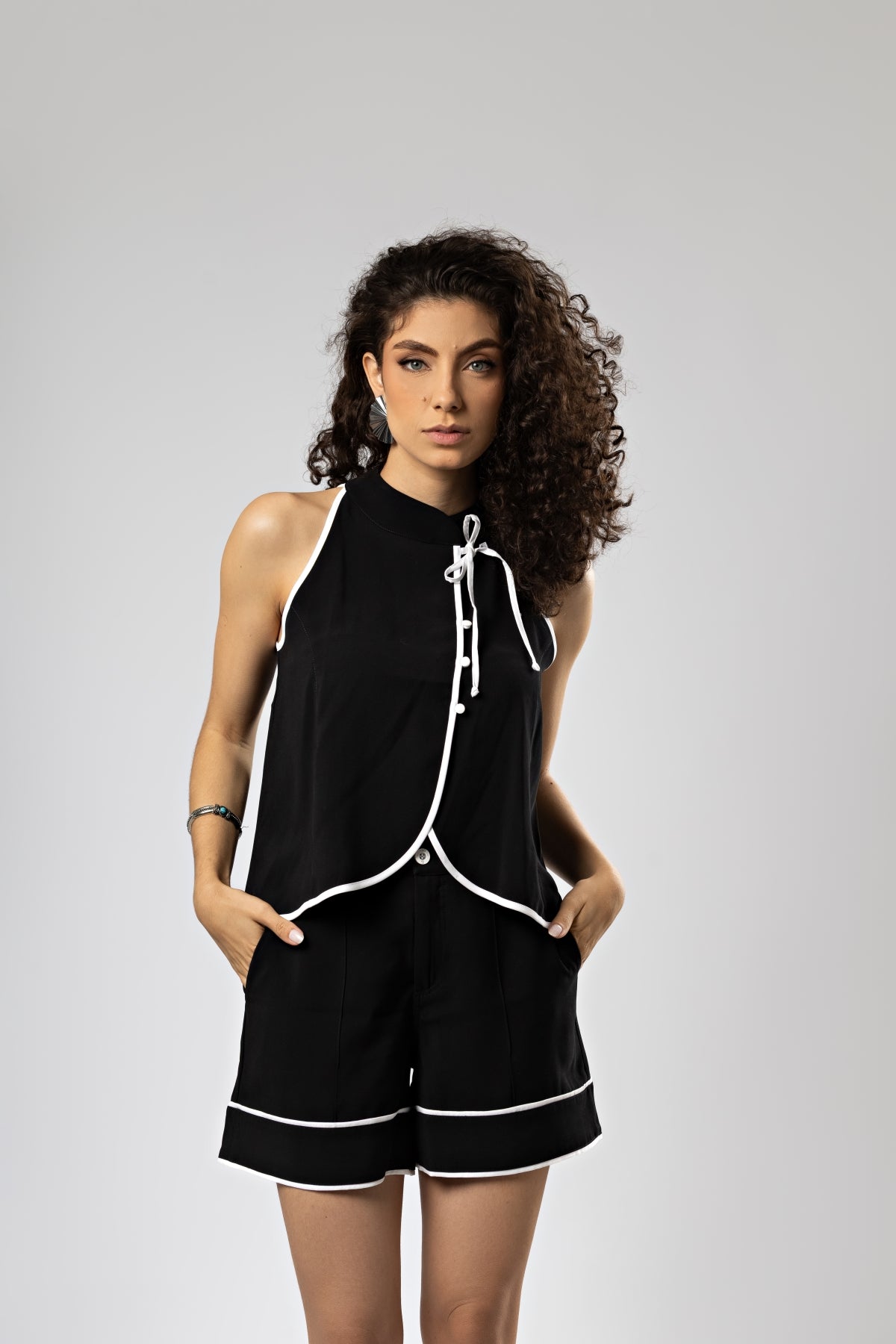 Blusa Preta com Viés Branco e Botões Frontais