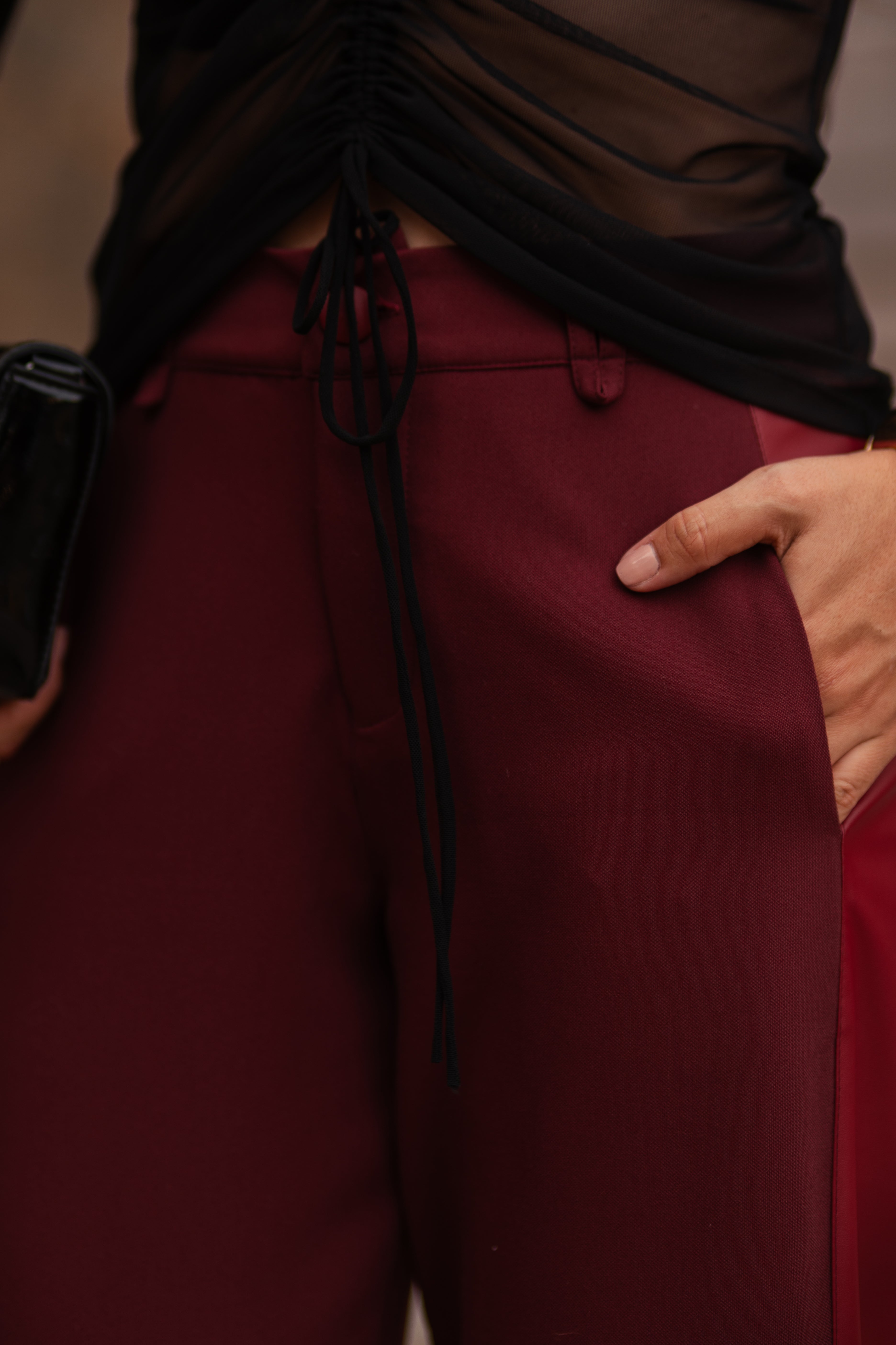 Calça de Alfaiataria Bordô com Faixa Lateral em Couro PU
