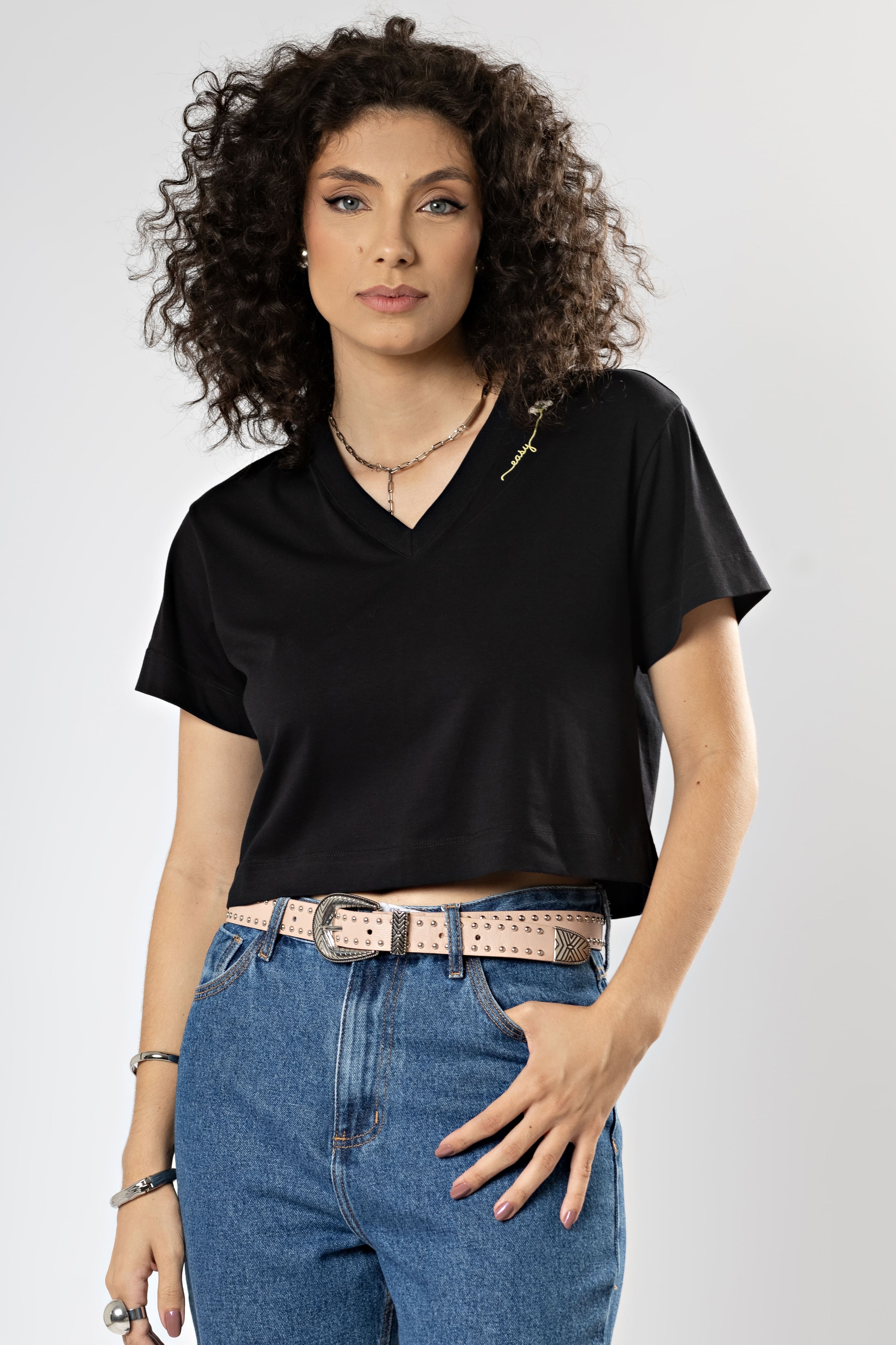 Camiseta Curta Básica Easy Preta Gola V