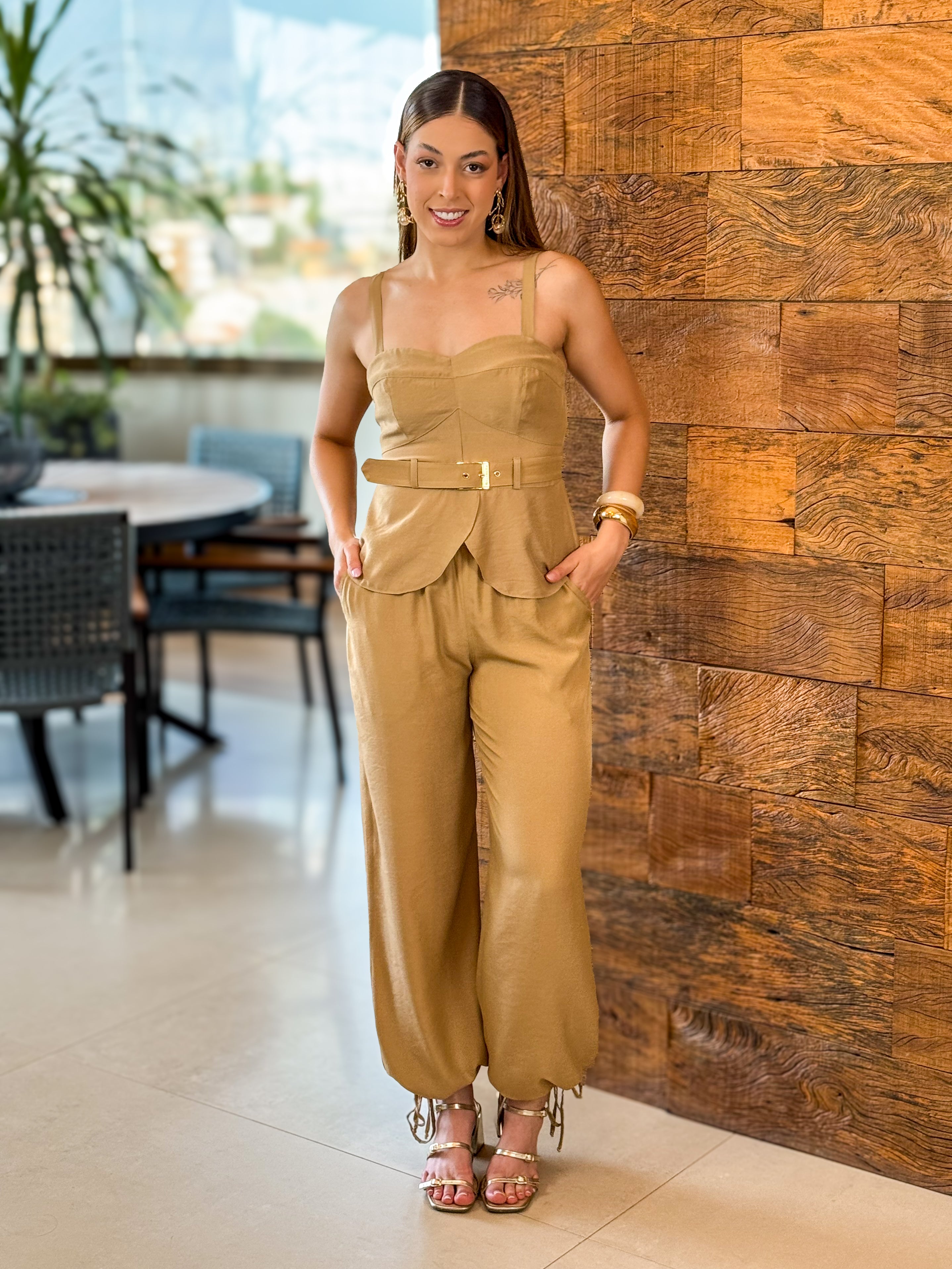 Calça Bege Cós Elástico Amarração no Punho