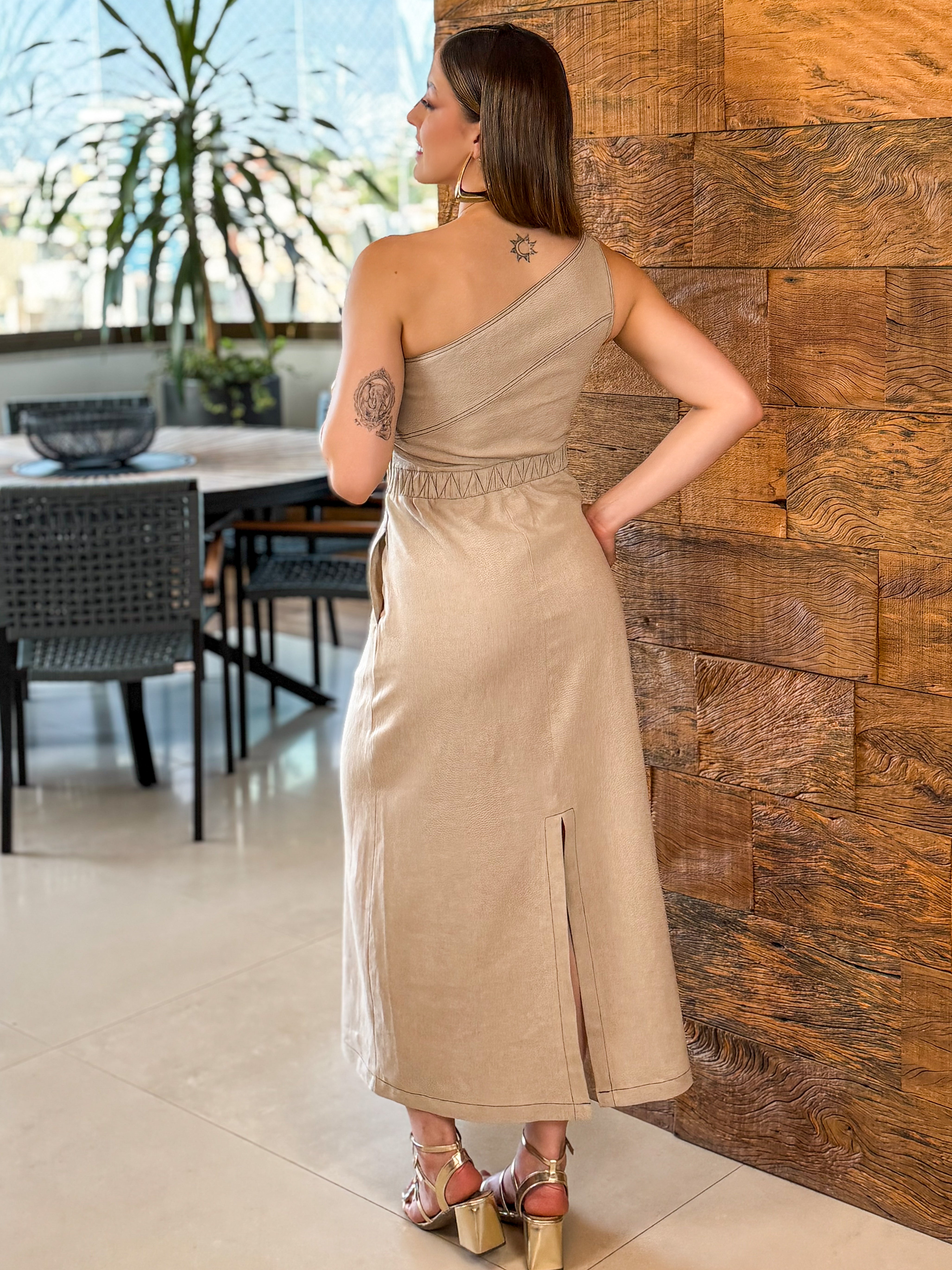 Vestido Midi Bege Fivela no Ombro