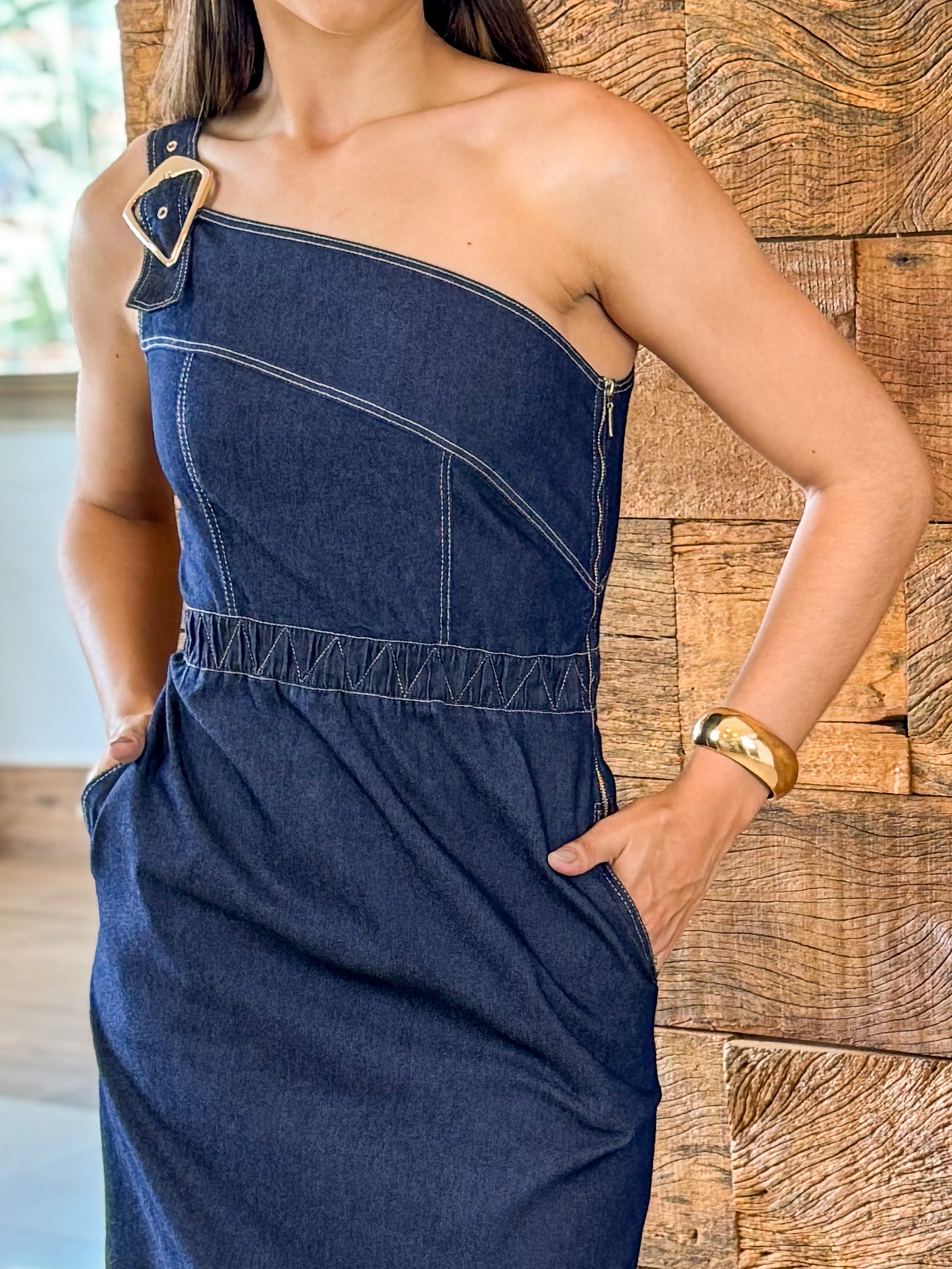 Vestido Mídi Jeans Fivela no Ombro