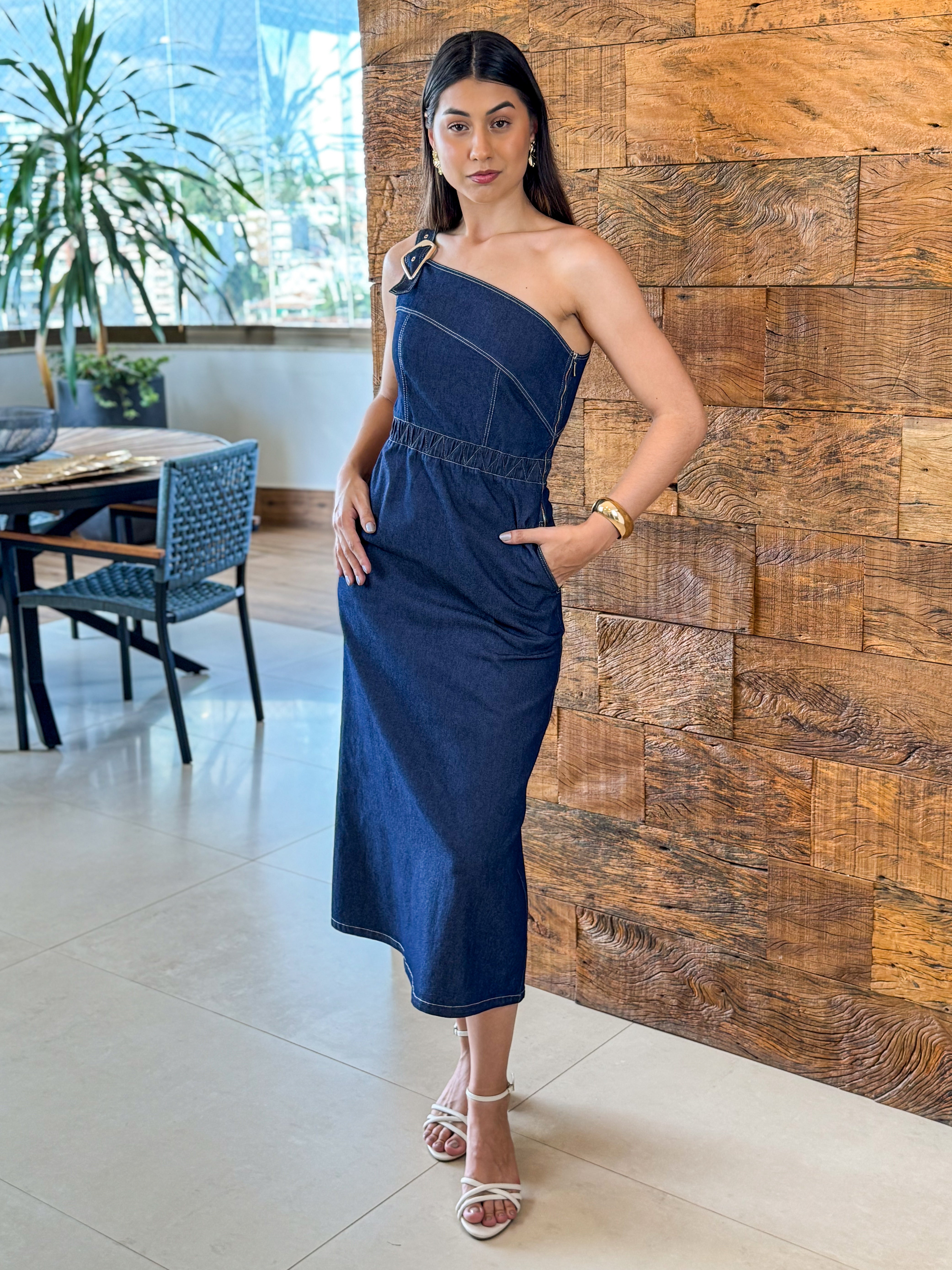 Vestido Mídi Jeans Fivela no Ombro