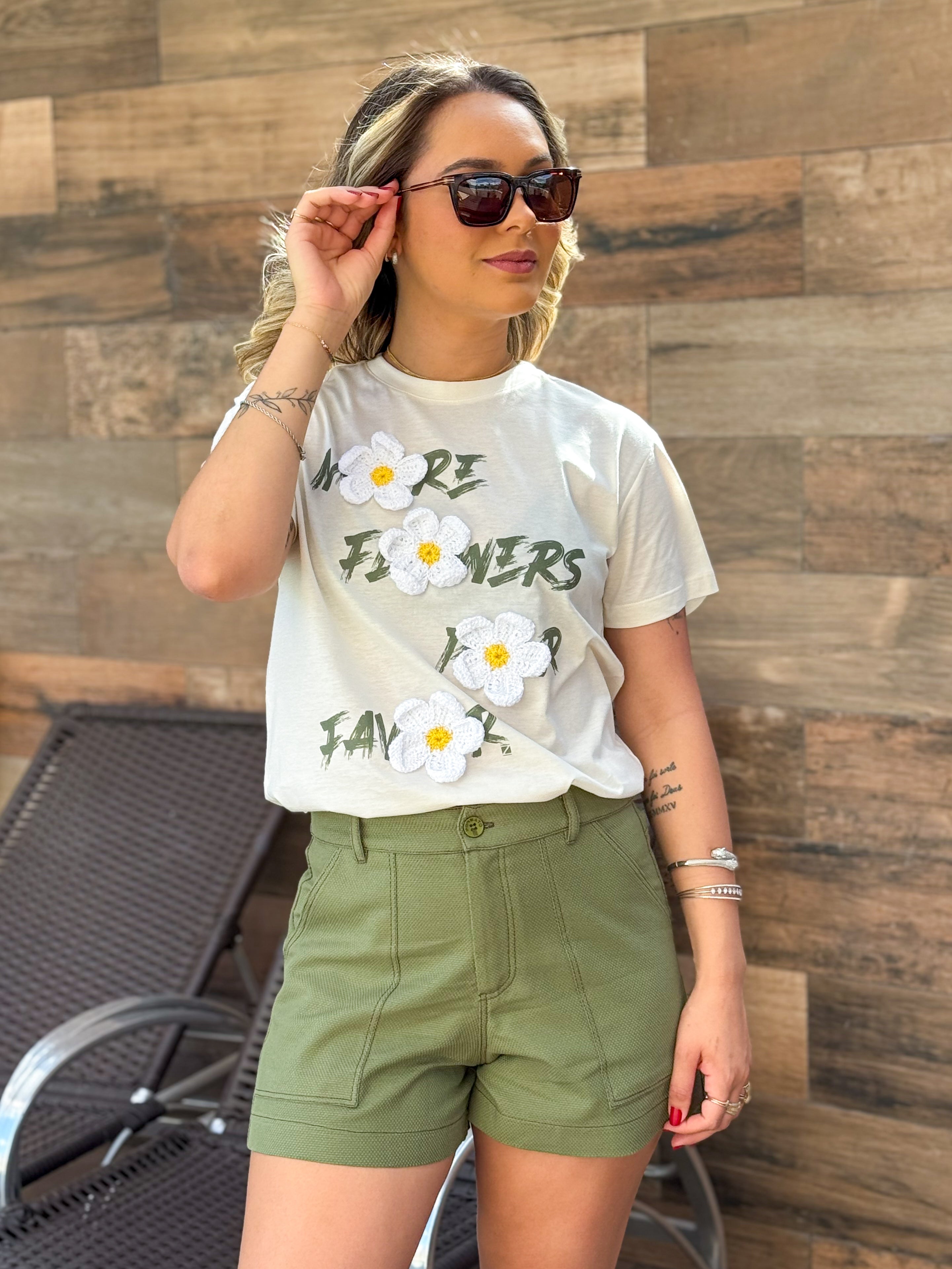 T-shirt Algodão Off White com Aplicação de Crochê