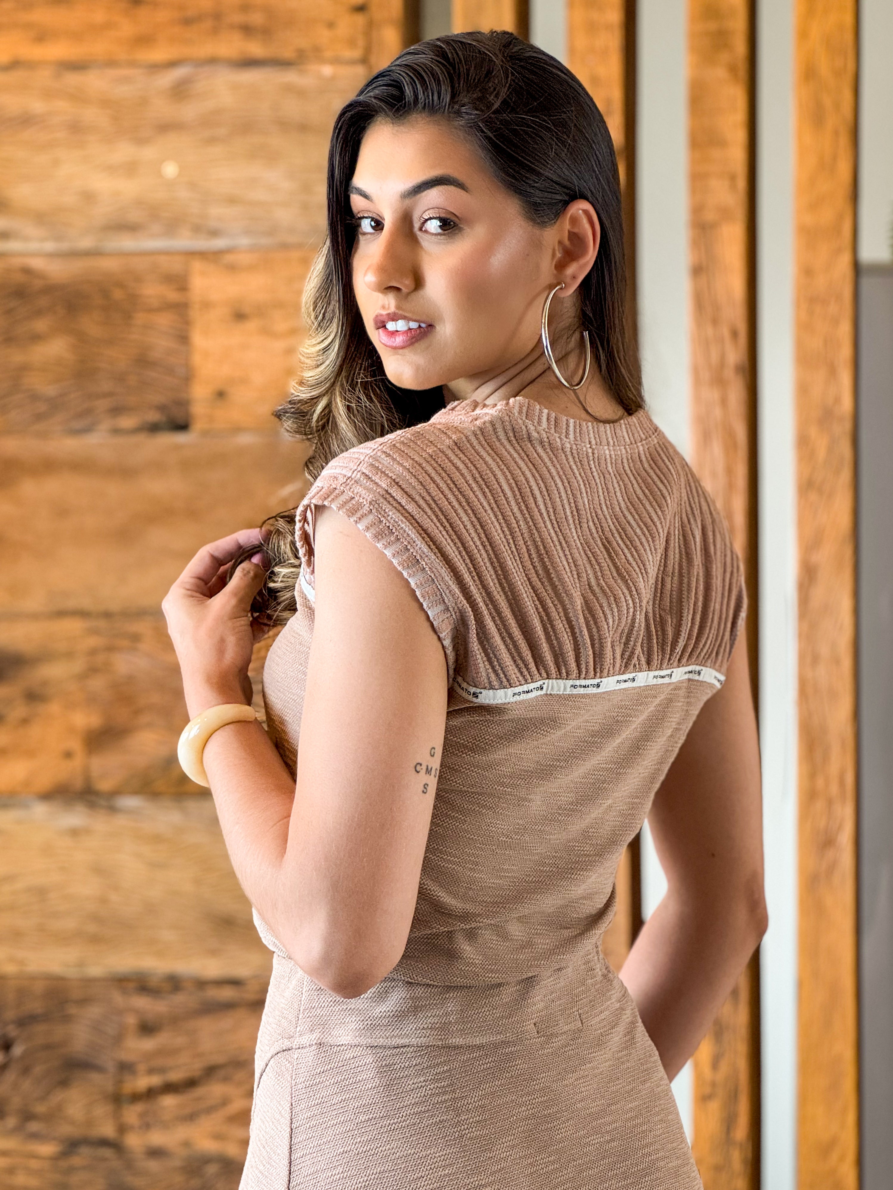 Conjunto Bege Saia Mídi e Blusa Texturizado