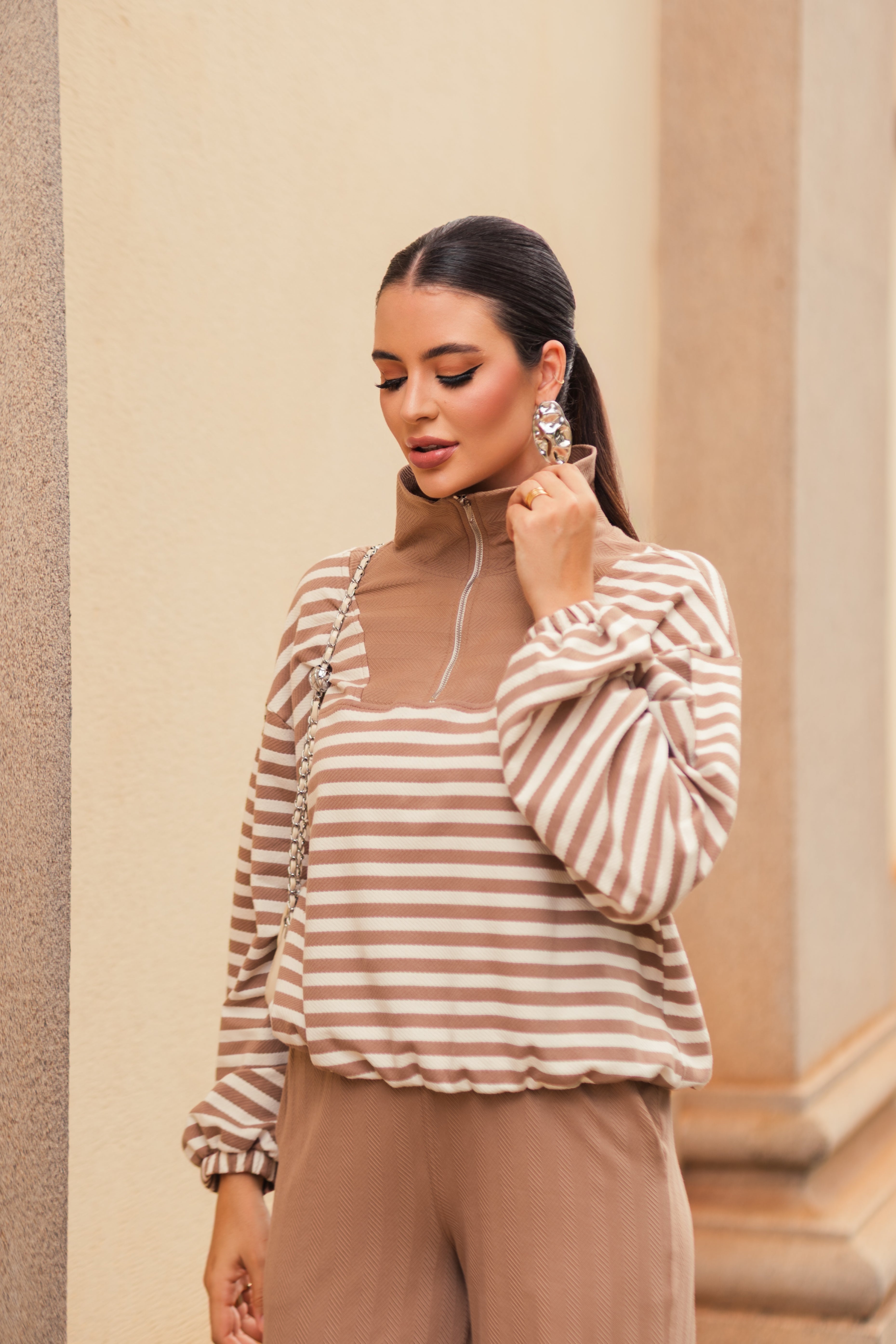 Blusa Listrada Bege Gola Alta