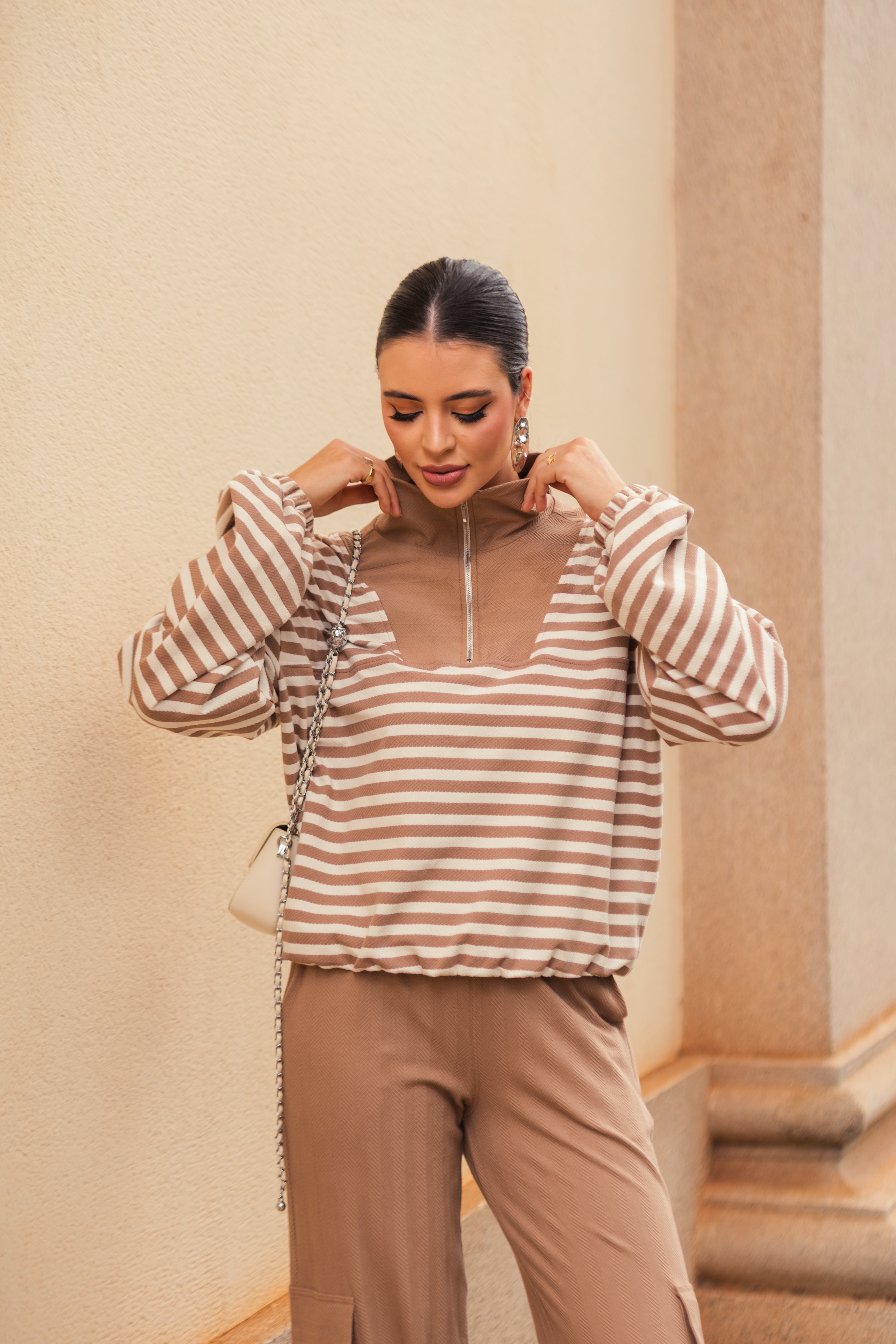Blusa Listrada Bege Gola Alta