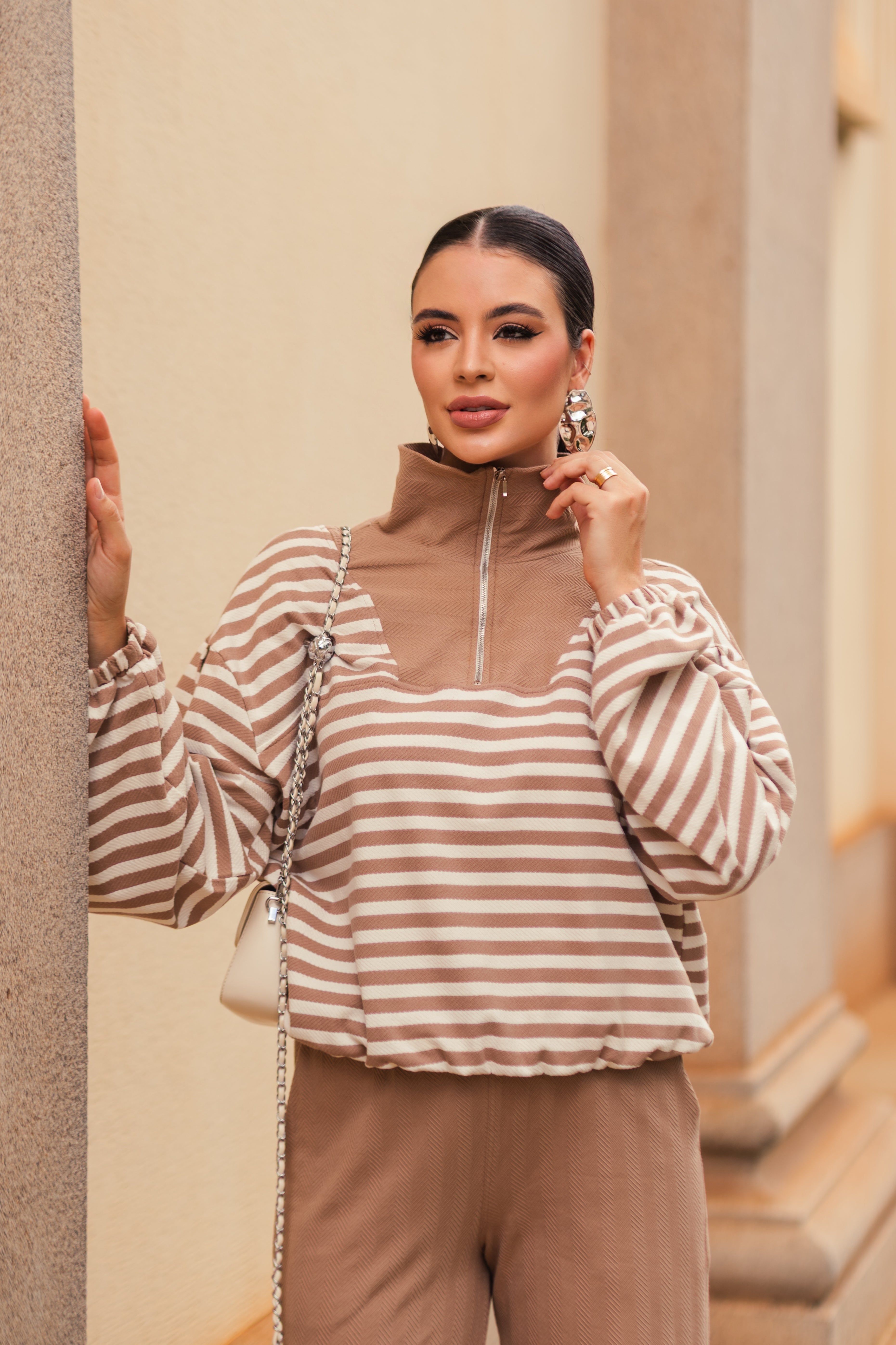 Blusa Listrada Bege Gola Alta