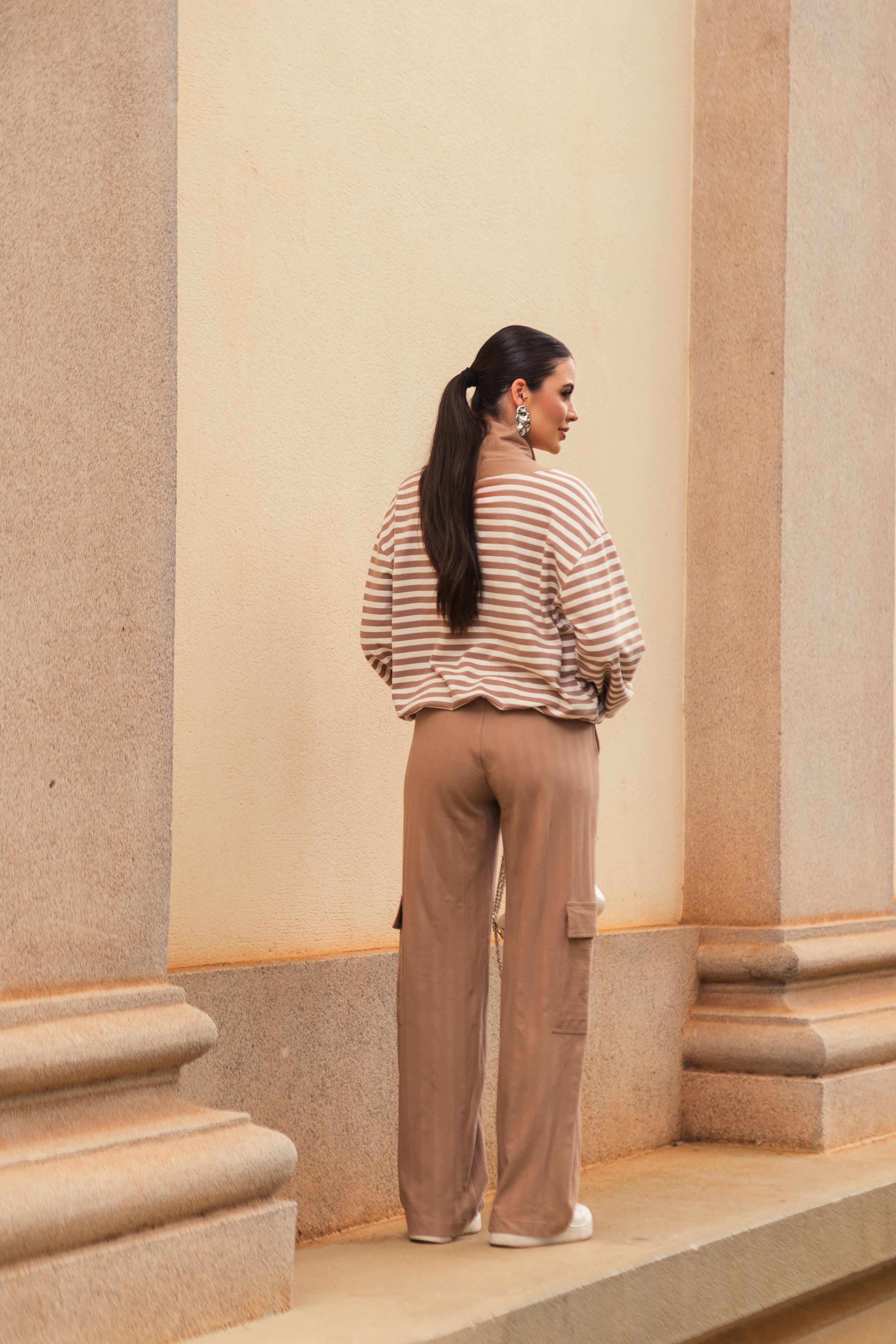Blusa Listrada Bege Gola Alta
