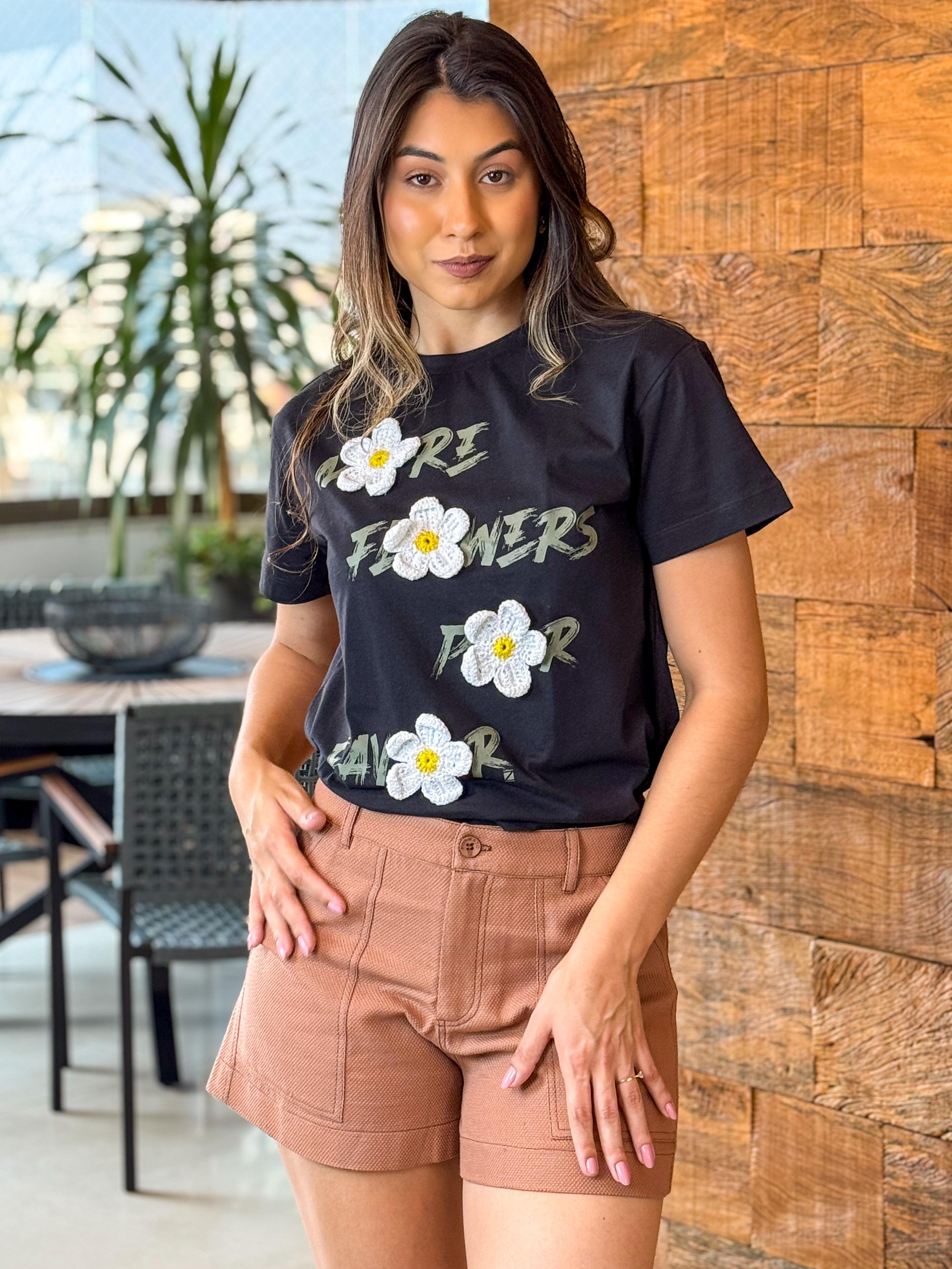 T-Shirt Algodão Preta com Aplicação de Crochê