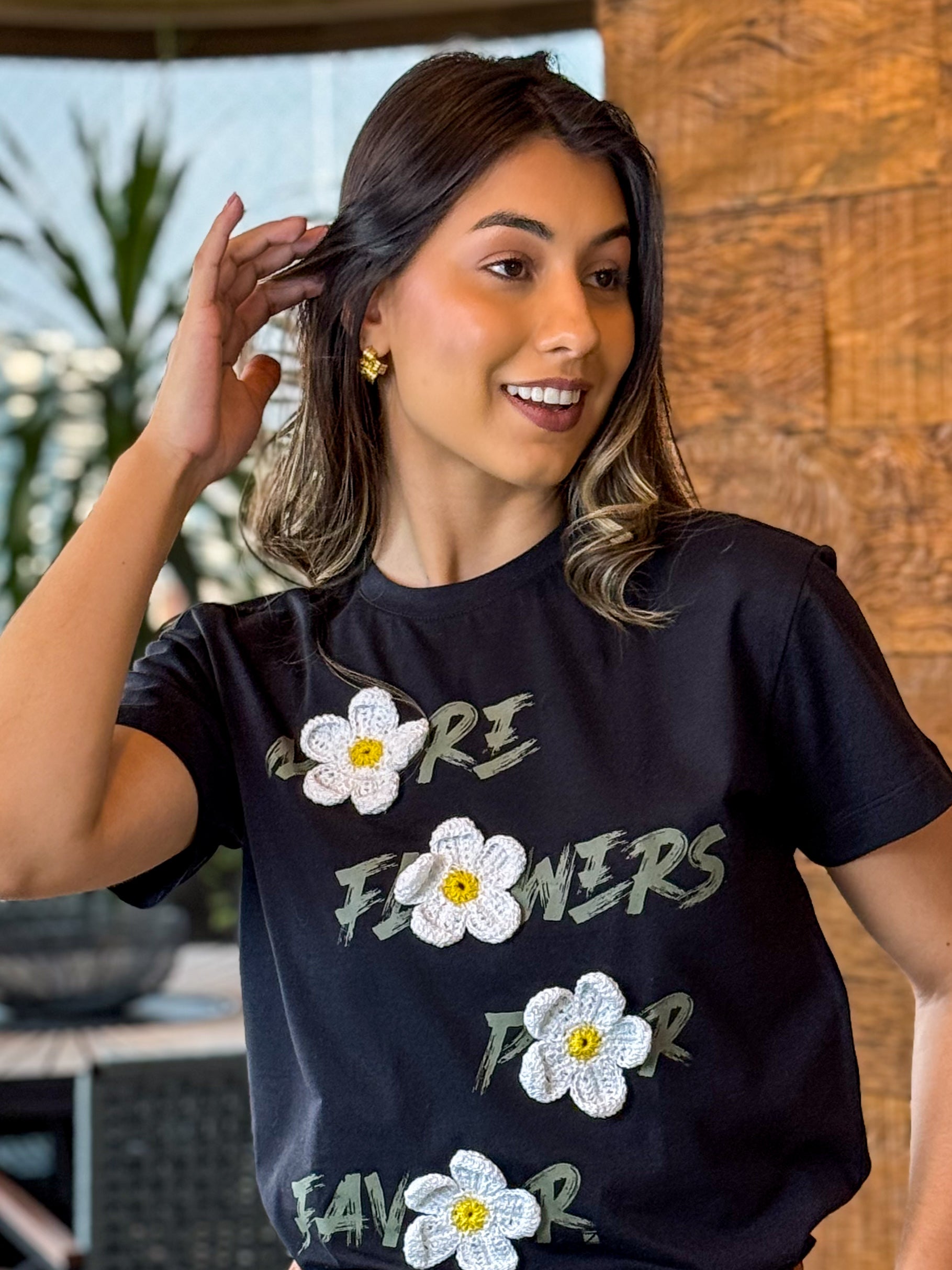 T-Shirt Algodão Preta com Aplicação de Crochê