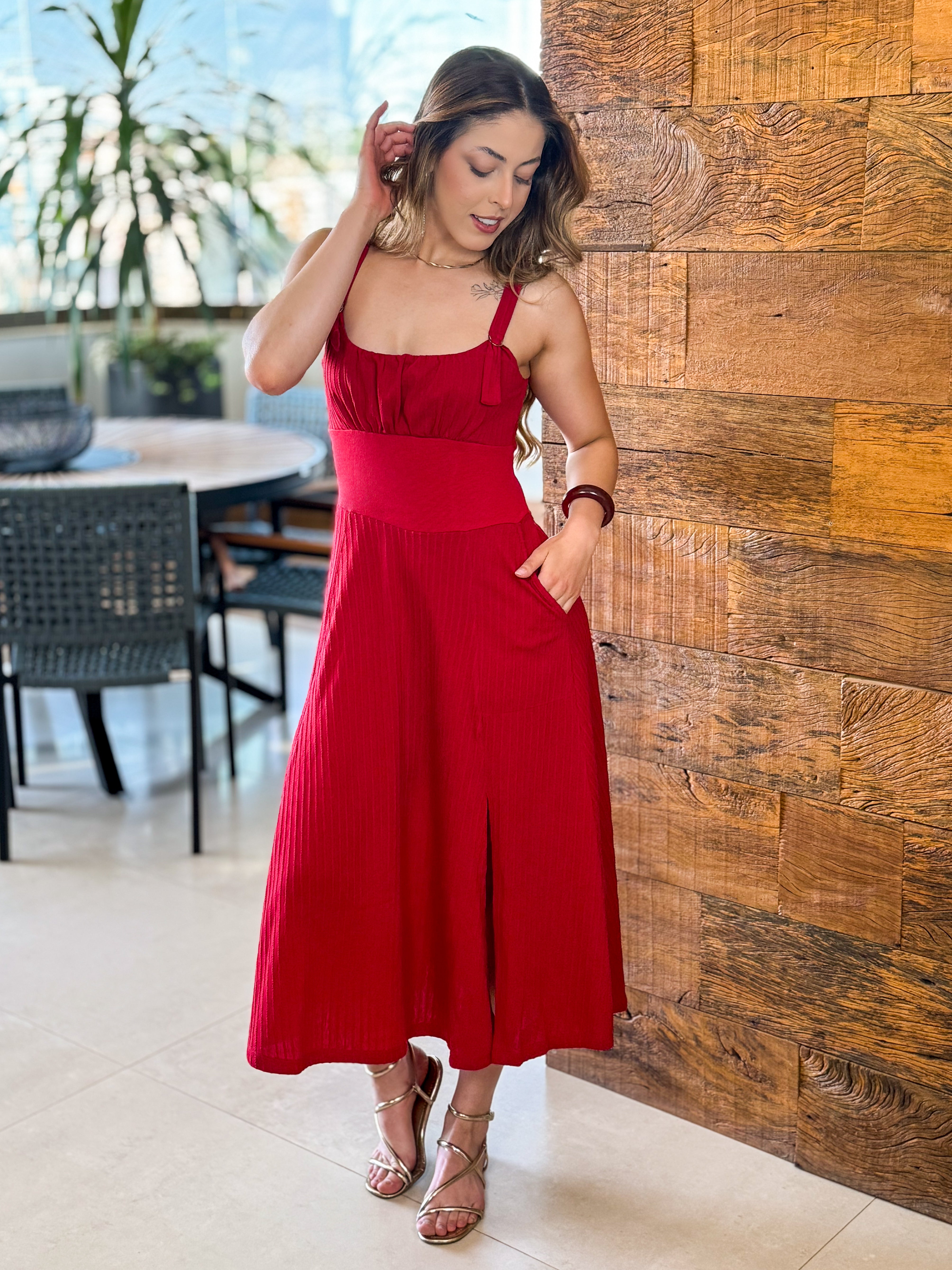 Vestido Mídi Vermelho Fenda Frontal e Alças Ajustáveis