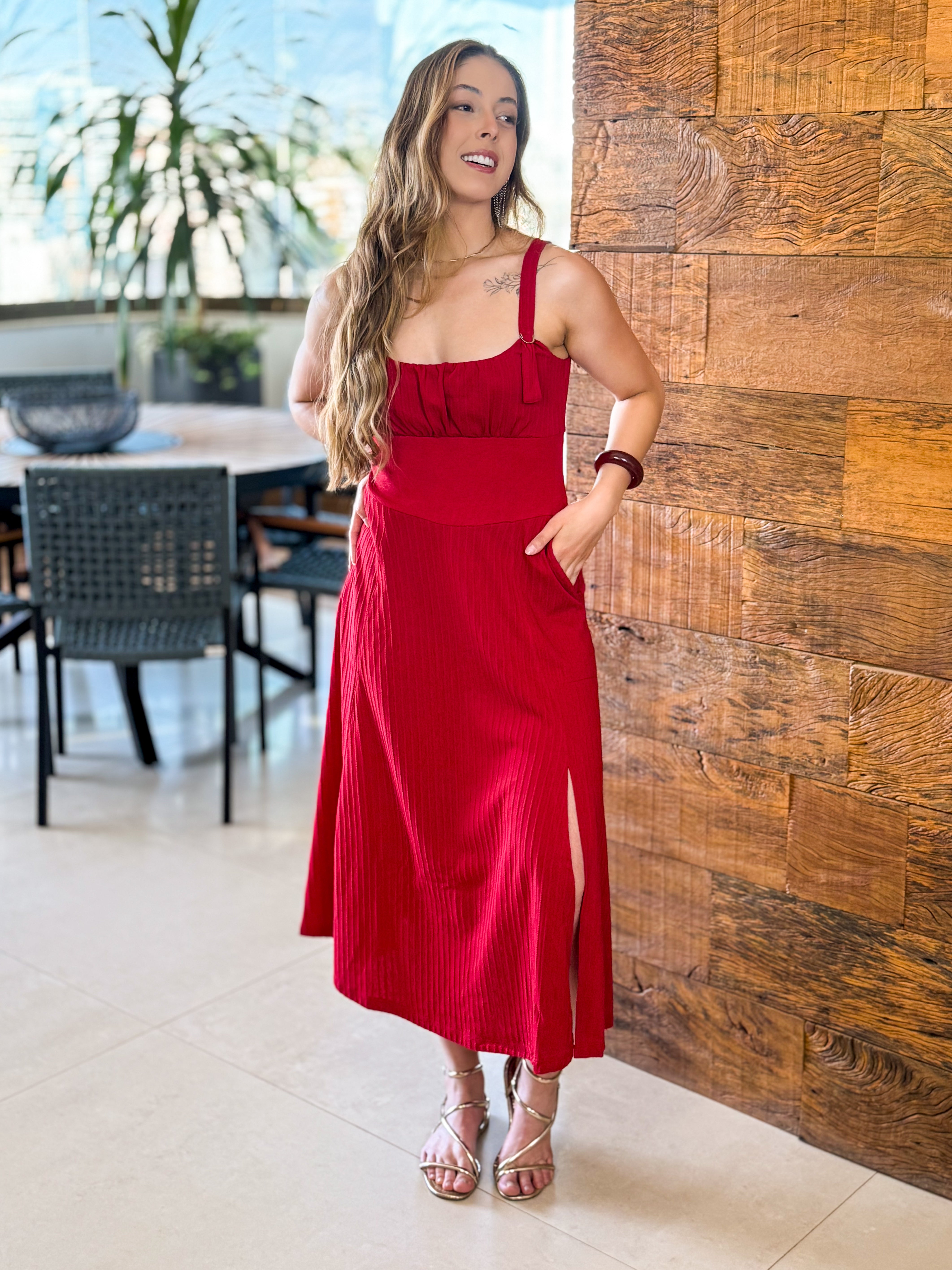 Vestido Mídi Vermelho Fenda Frontal e Alças Ajustáveis