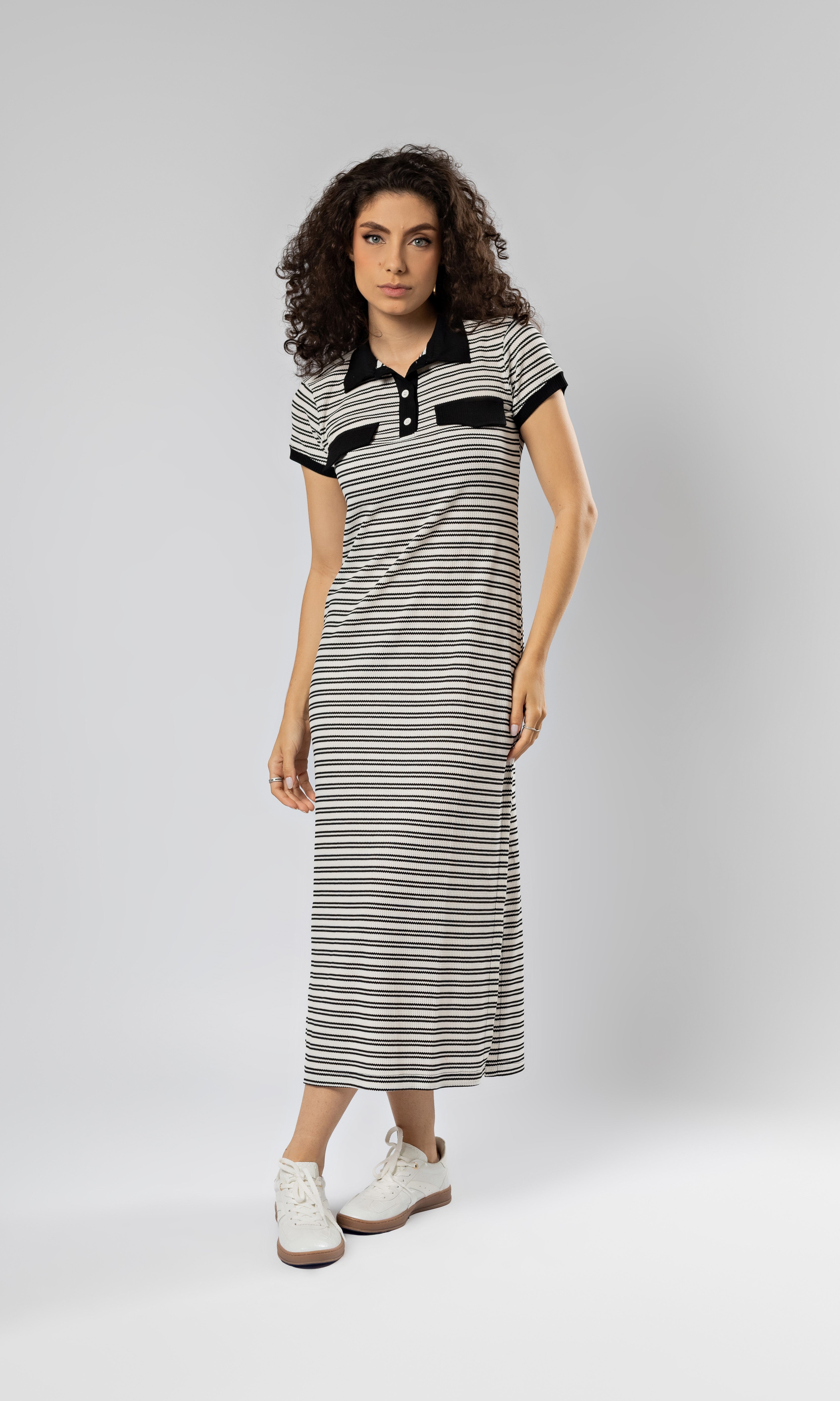 Vestido Mídi Comfy Listrado Preto Fendas Laterais