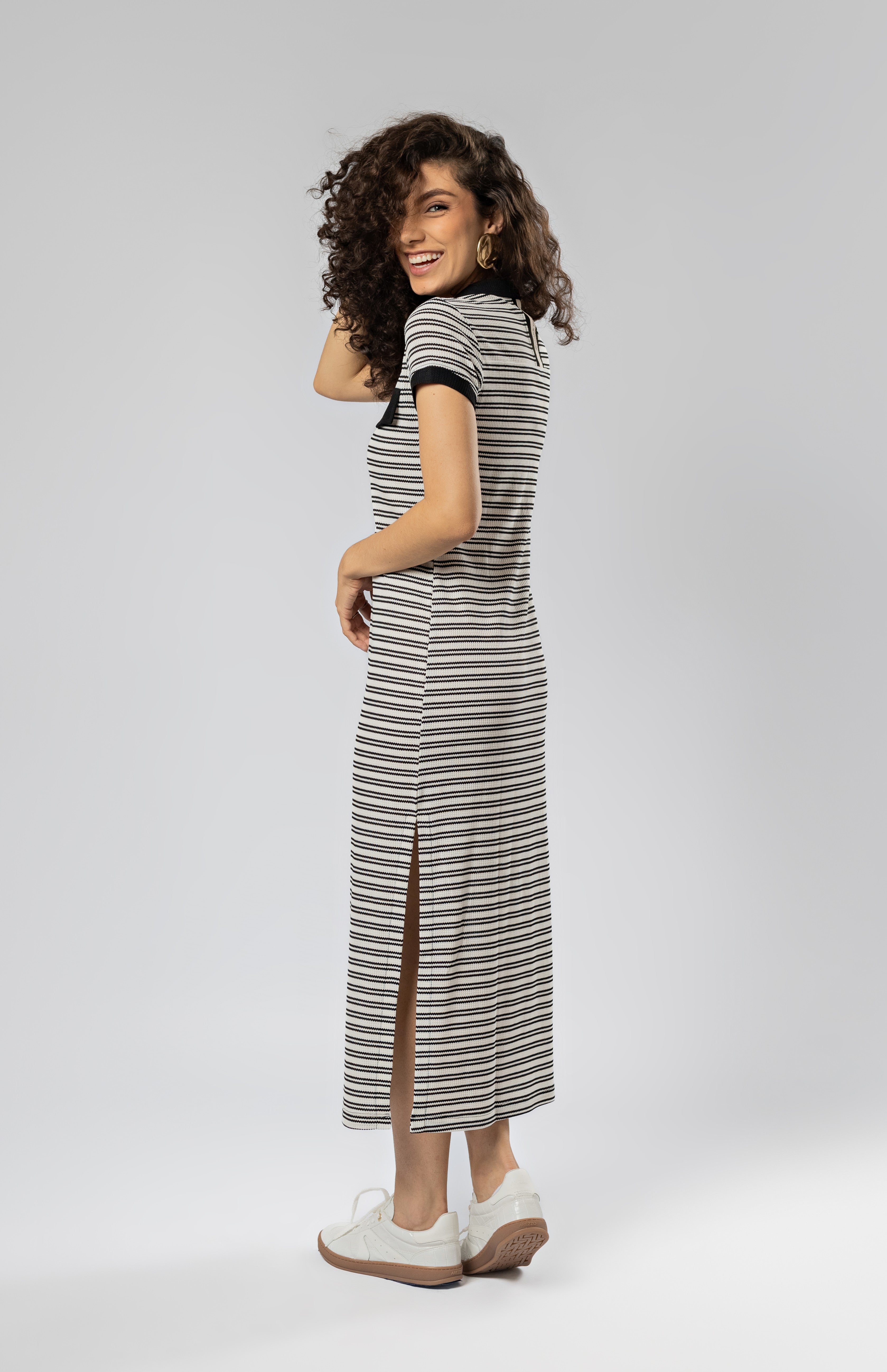 Vestido Mídi Comfy Listrado Preto Fendas Laterais