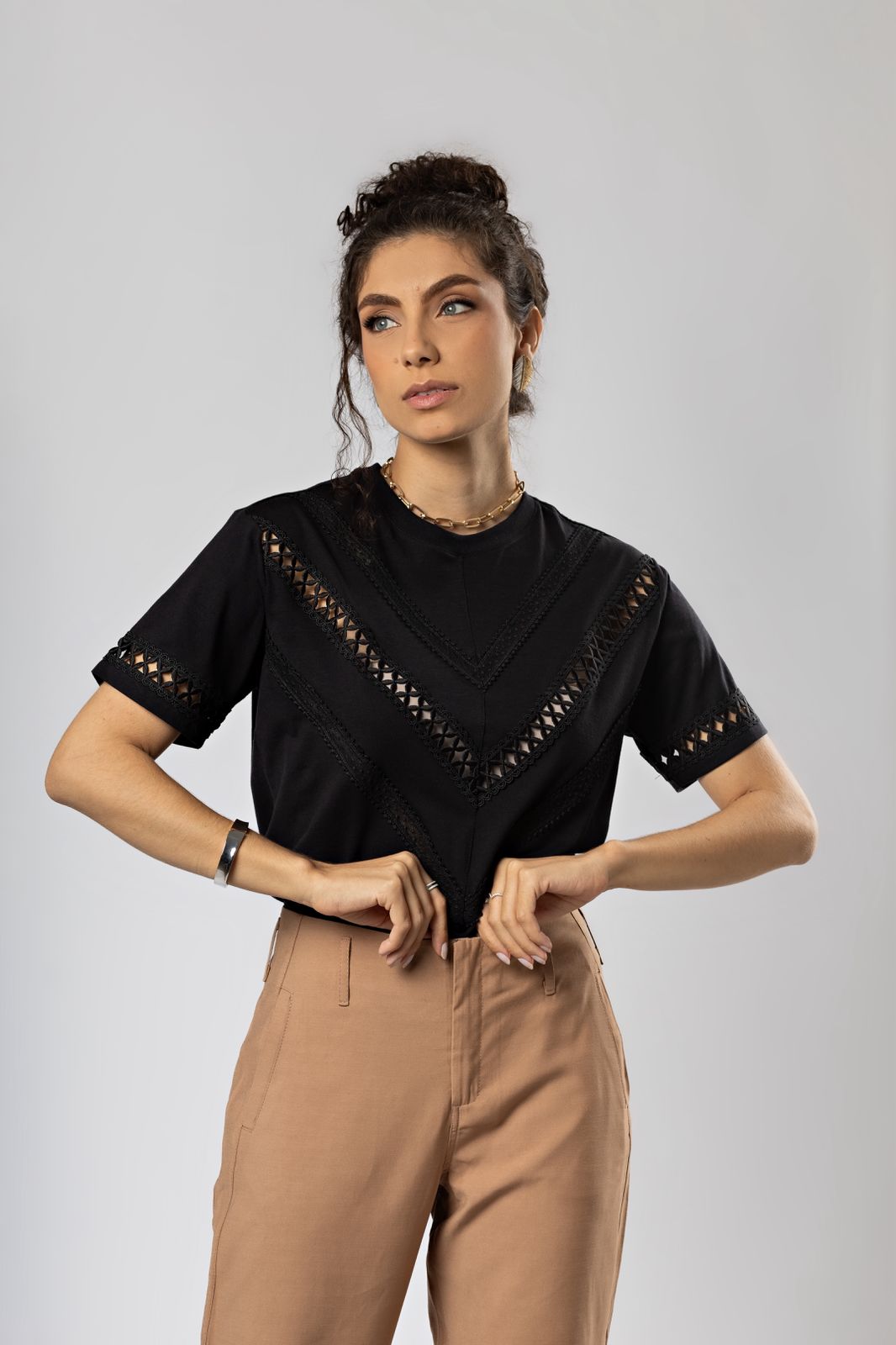 T-shirt Preta Aplicações de Rendas