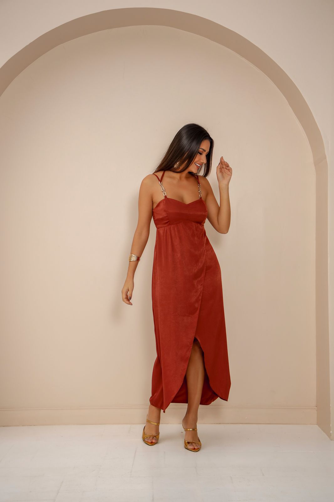 Vestido Mídi Terracota Trespasse Frontal Detalhe Metálico nas Alças