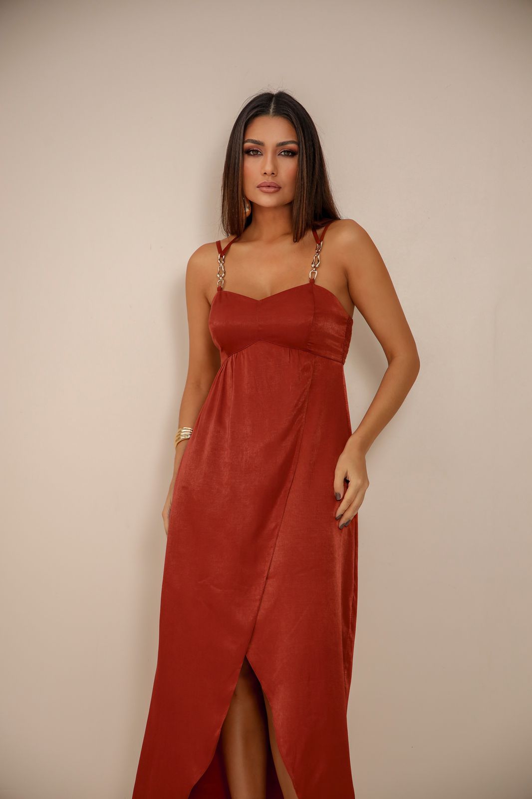 Vestido Mídi Terracota Trespasse Frontal Detalhe Metálico nas Alças
