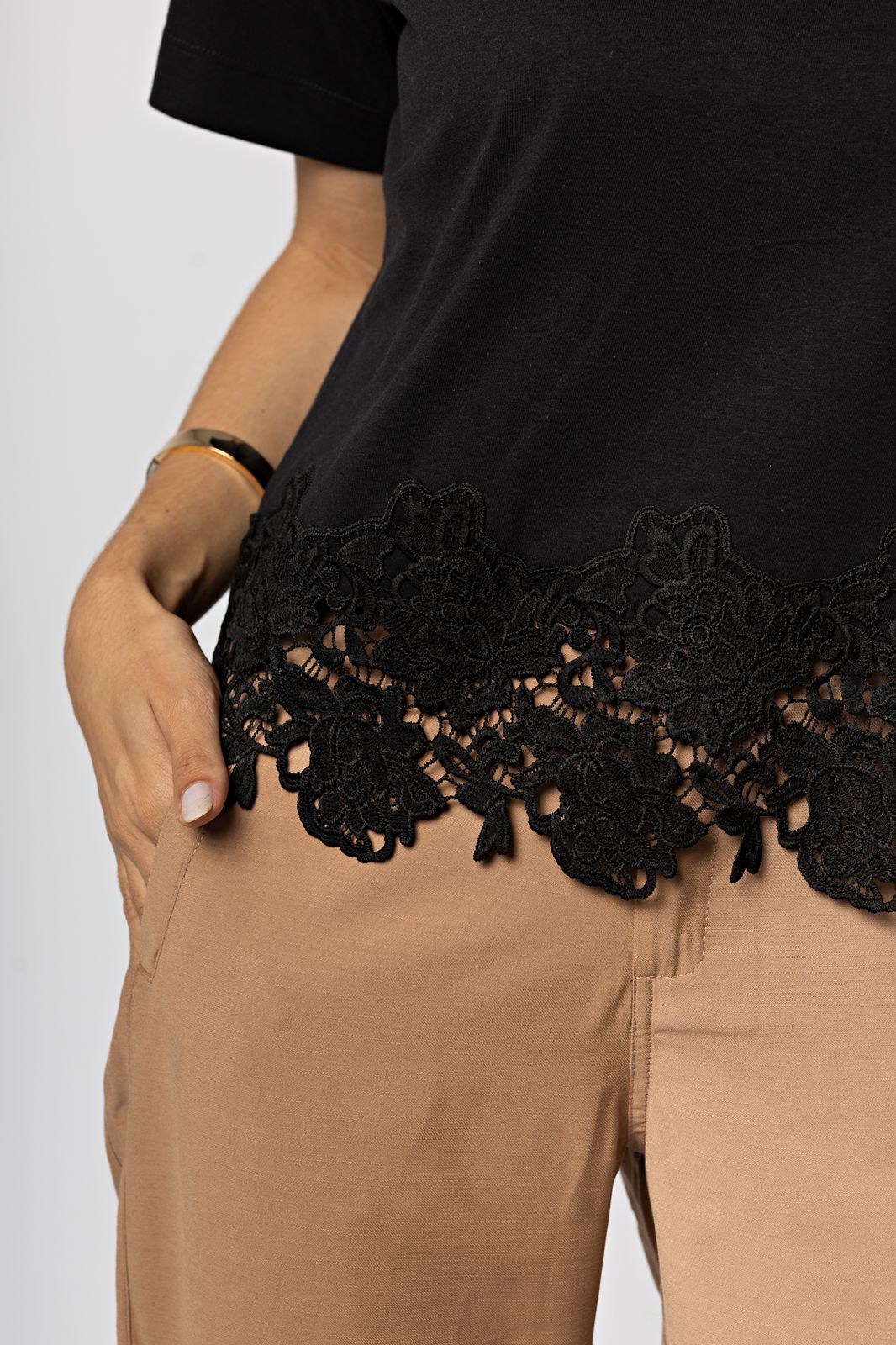 T-shirt Oversized Preta com Aplicação de Renda