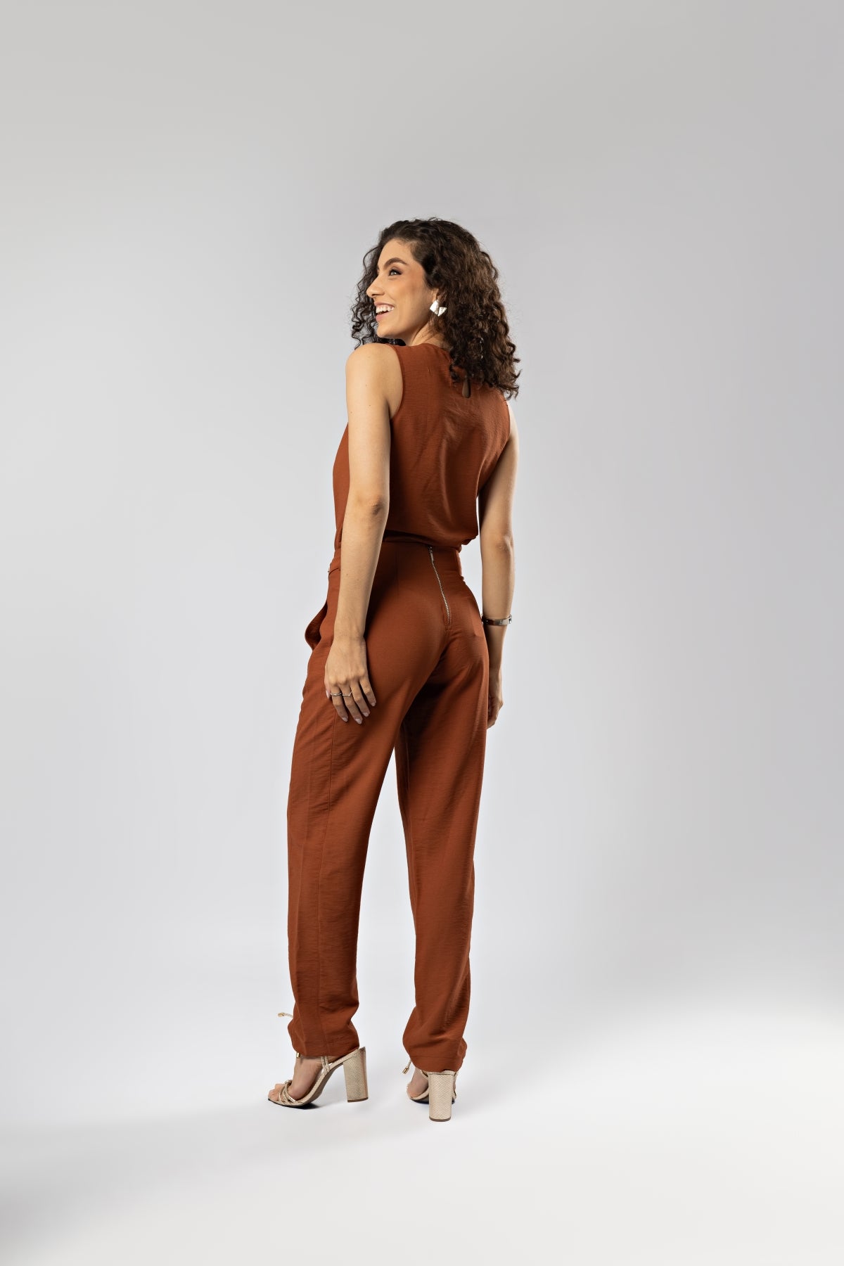 Conjunto Alfaiataria Marrom Calça Fivelas Blusa Drapeada