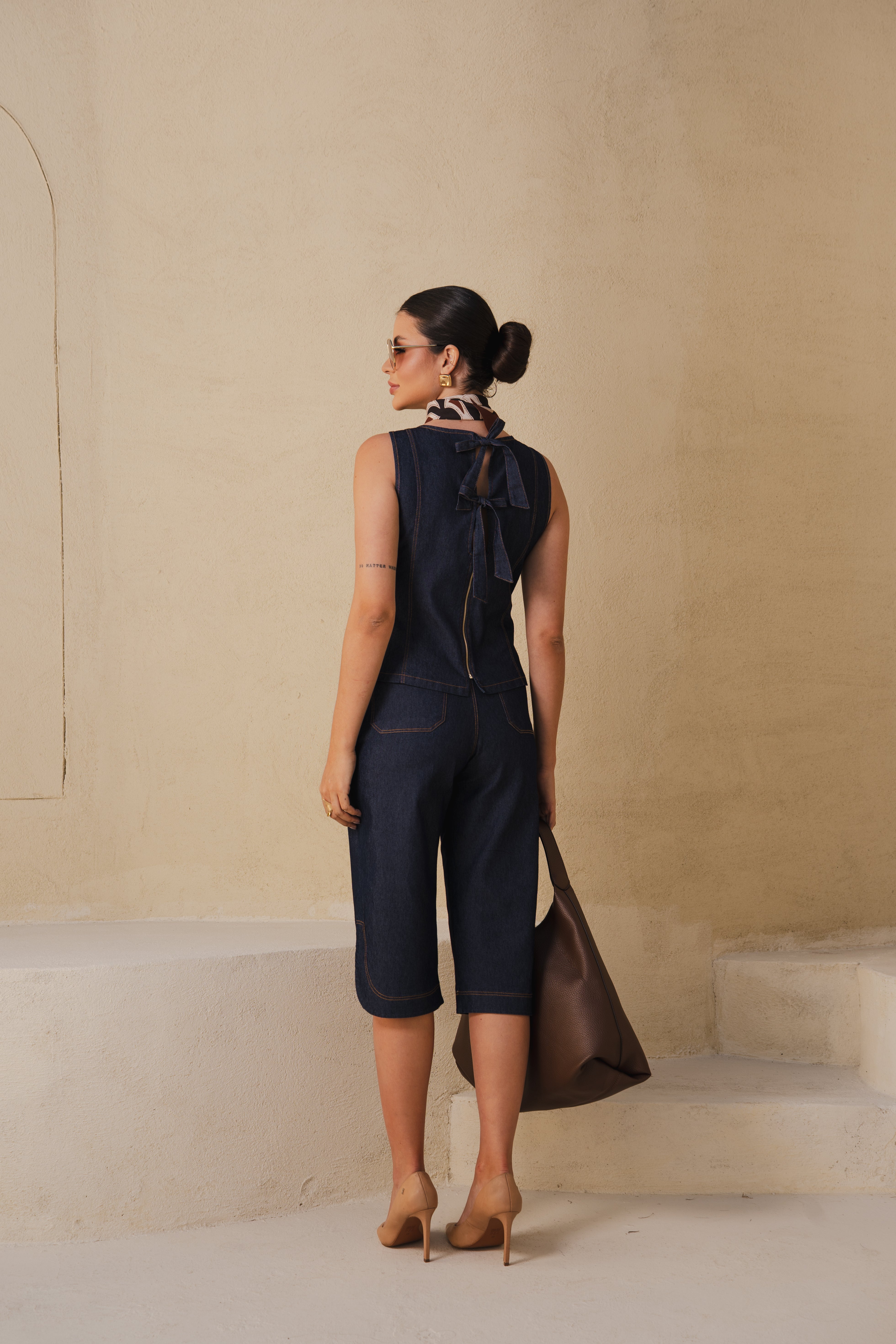 Blusa com Recortes e Laços nas costas em Jeans Azul de Algodão