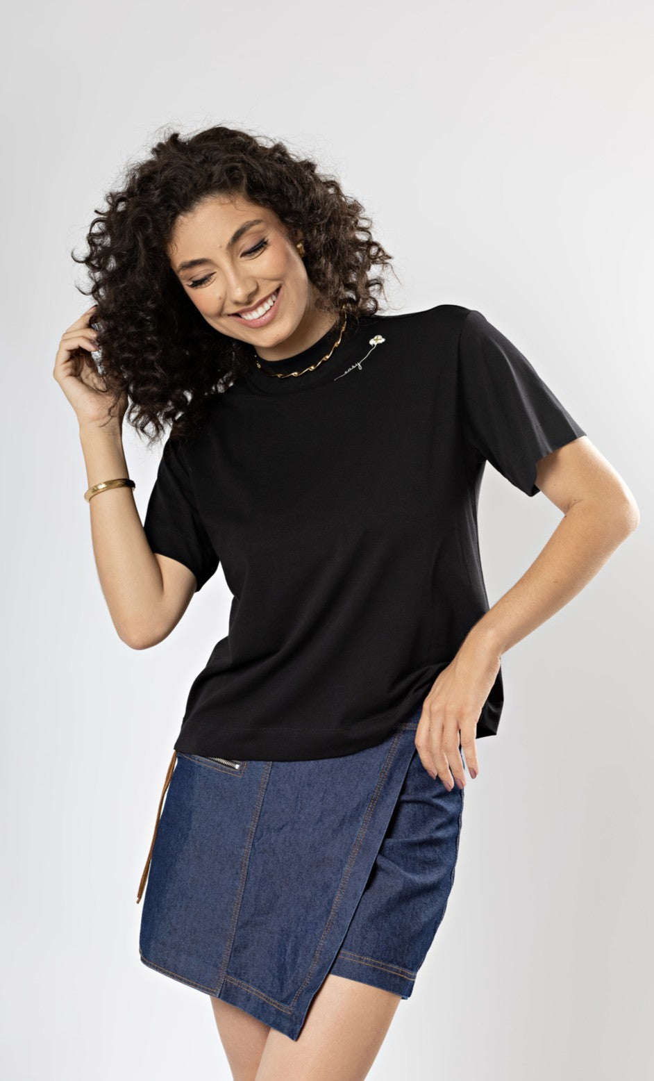 T-Shirt em Algodão Egípcio Easy Gola Alta Preta