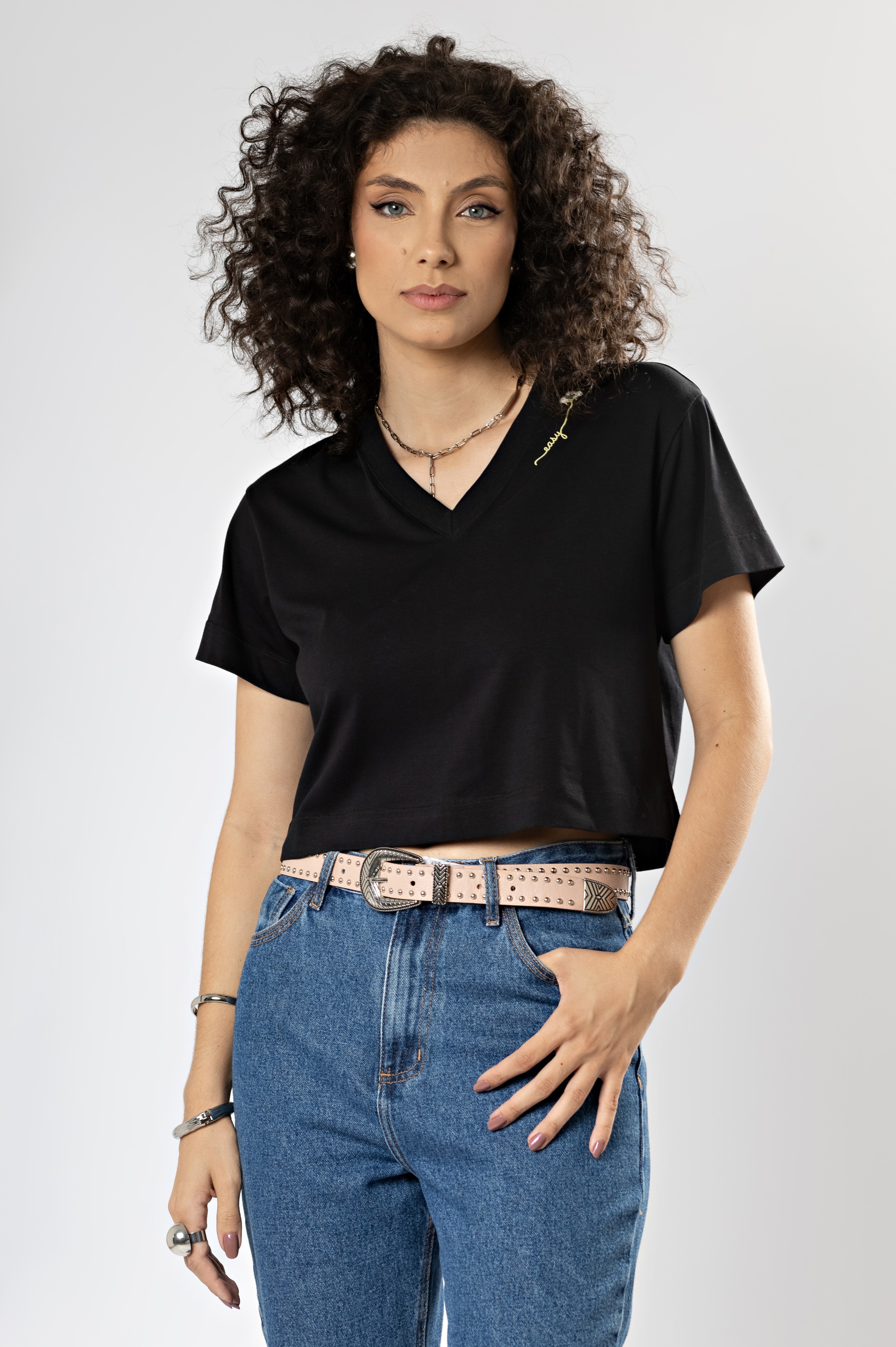 T-Shirt Curta em Algodão Egípcio Easy Gola V Preta