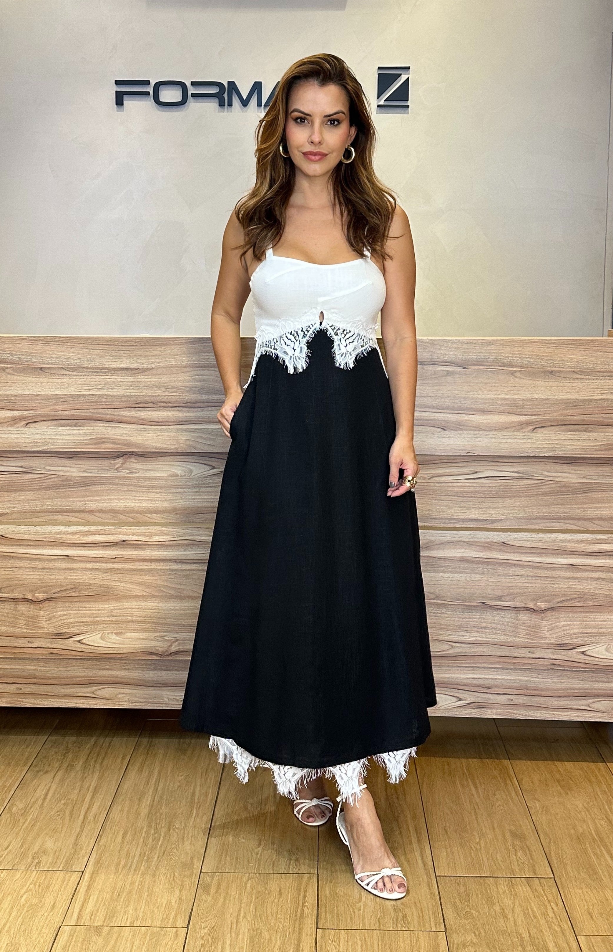 Vestido Bicolor Mídi com Renda