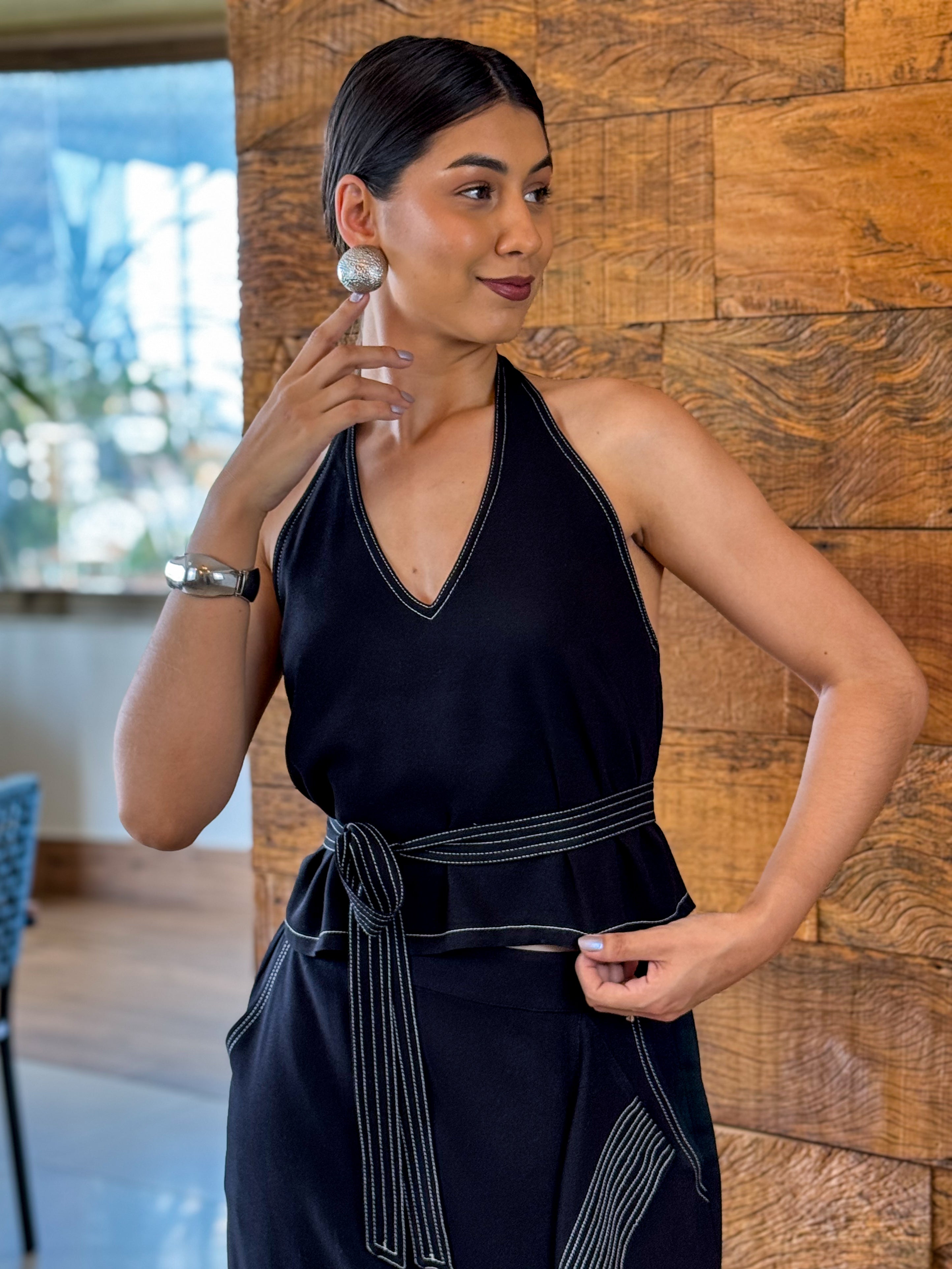 Blusa Preta Frente Única com Amarração