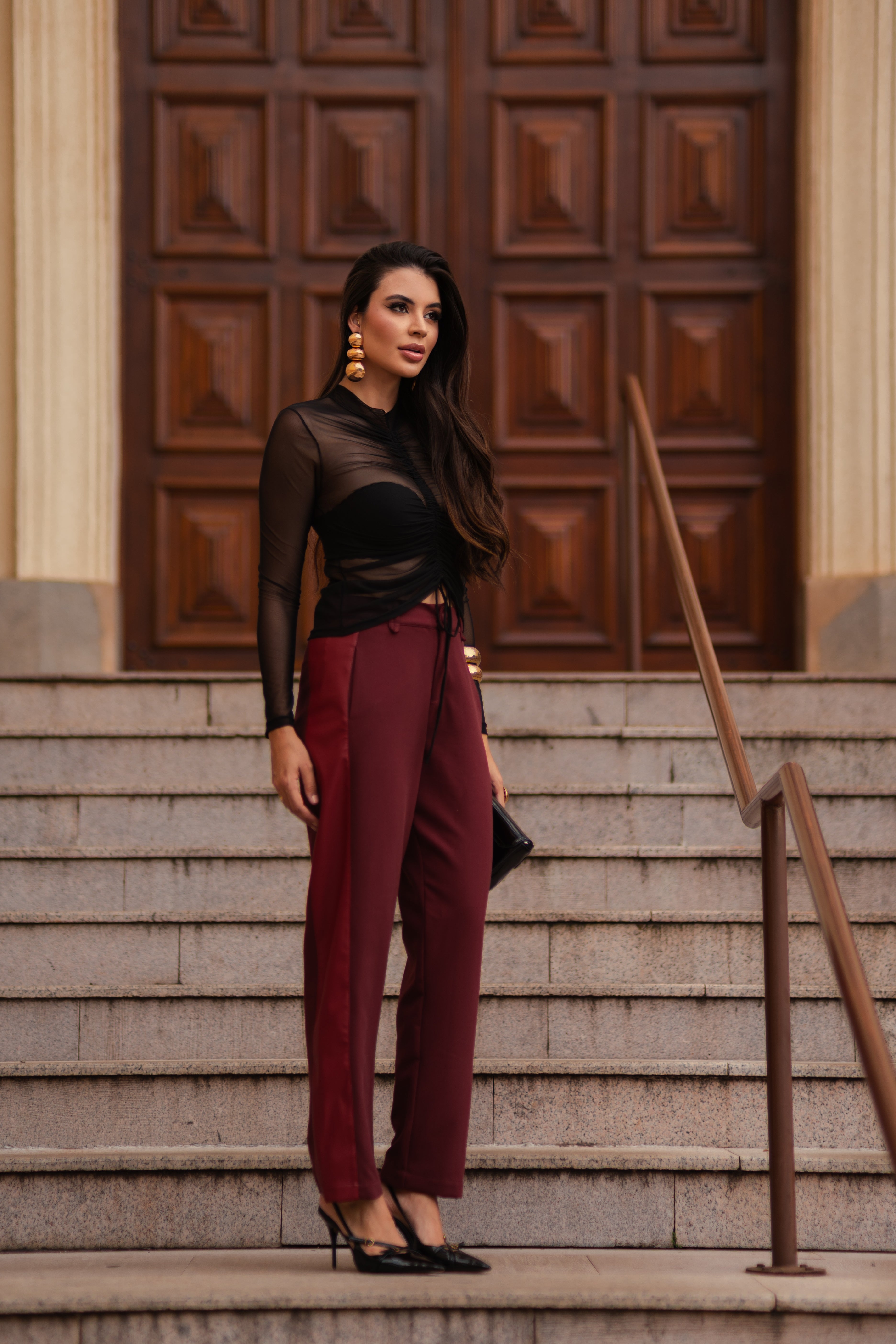 Calça de Alfaiataria Bordô com Faixa Lateral em Couro PU