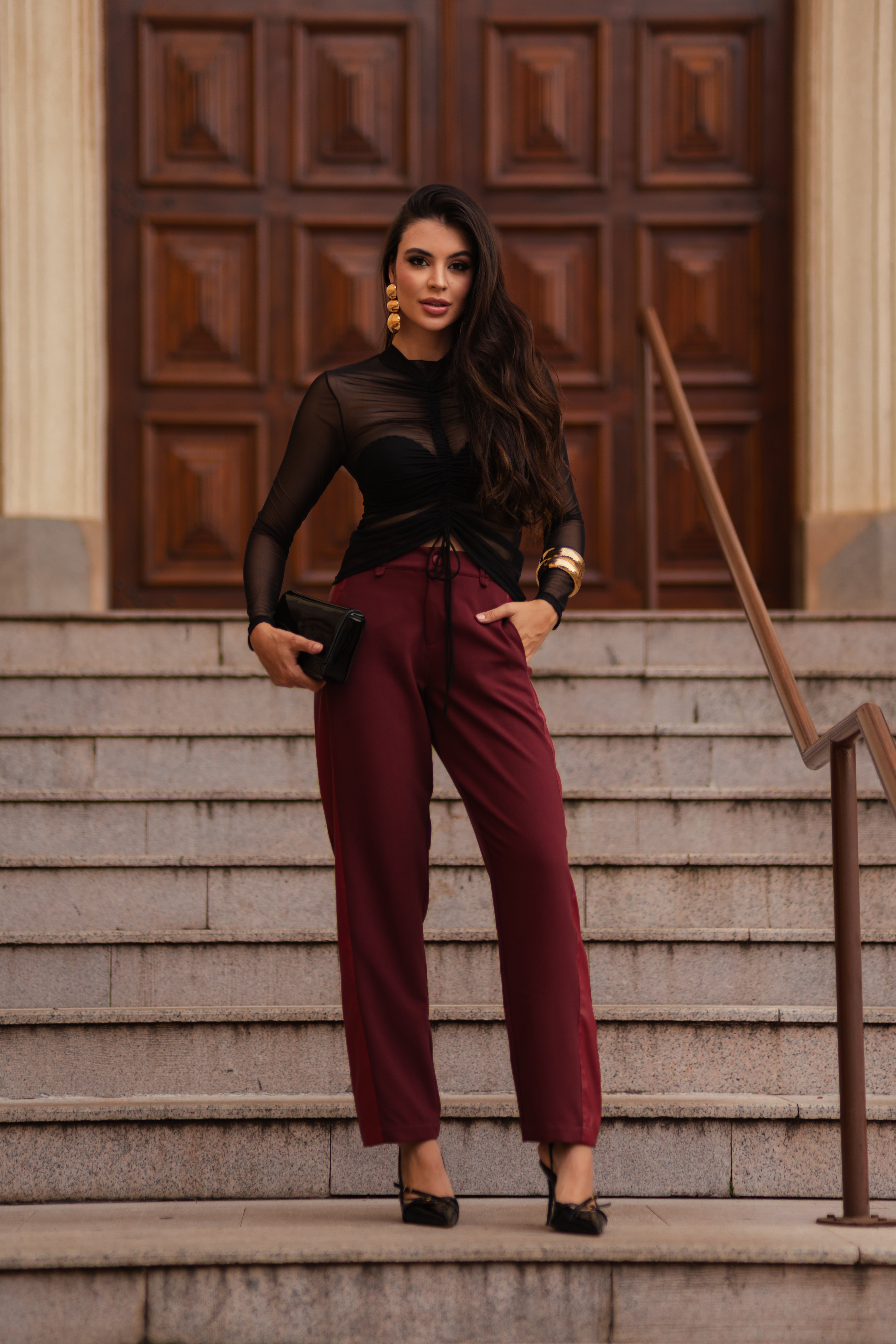 Calça de Alfaiataria Bordô com Faixa Lateral em Couro PU