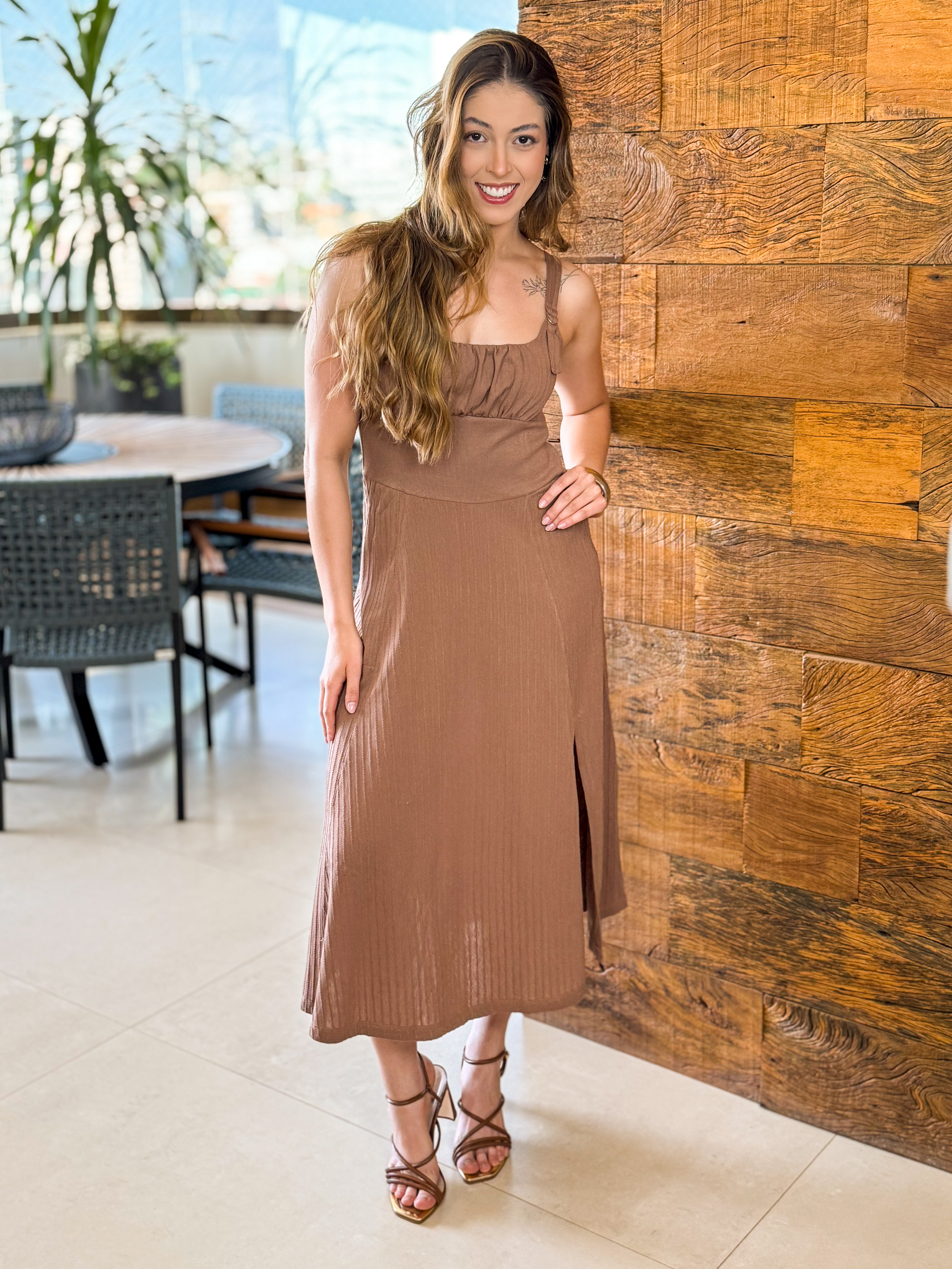 Vestido Mídi Marrom Fenda Frontal e Alças Ajustáveis