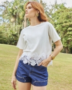 T-shirt Oversized Off White com Aplicação de Renda