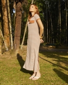 Vestido Mídi Comfy Listrado Marrom Fendas Laterais 