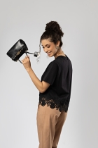 T-shirt Oversized Preta com Aplicação de Renda