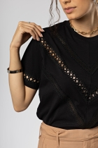 T-shirt Preta Aplicações de Rendas