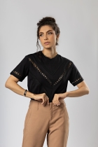 T-shirt Preta Aplicações de Rendas