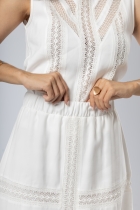 Conjunto Saia Midi e Blusa Off White com Trabalhos Artesanais 