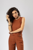 Conjunto Alfaiataria Marrom Calça Fivelas Blusa Drapeada