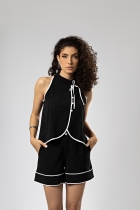 Blusa Preta com Viés Branco e Botões Frontais