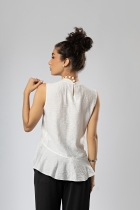 Bata Branca Gola Redonda e Peplum 